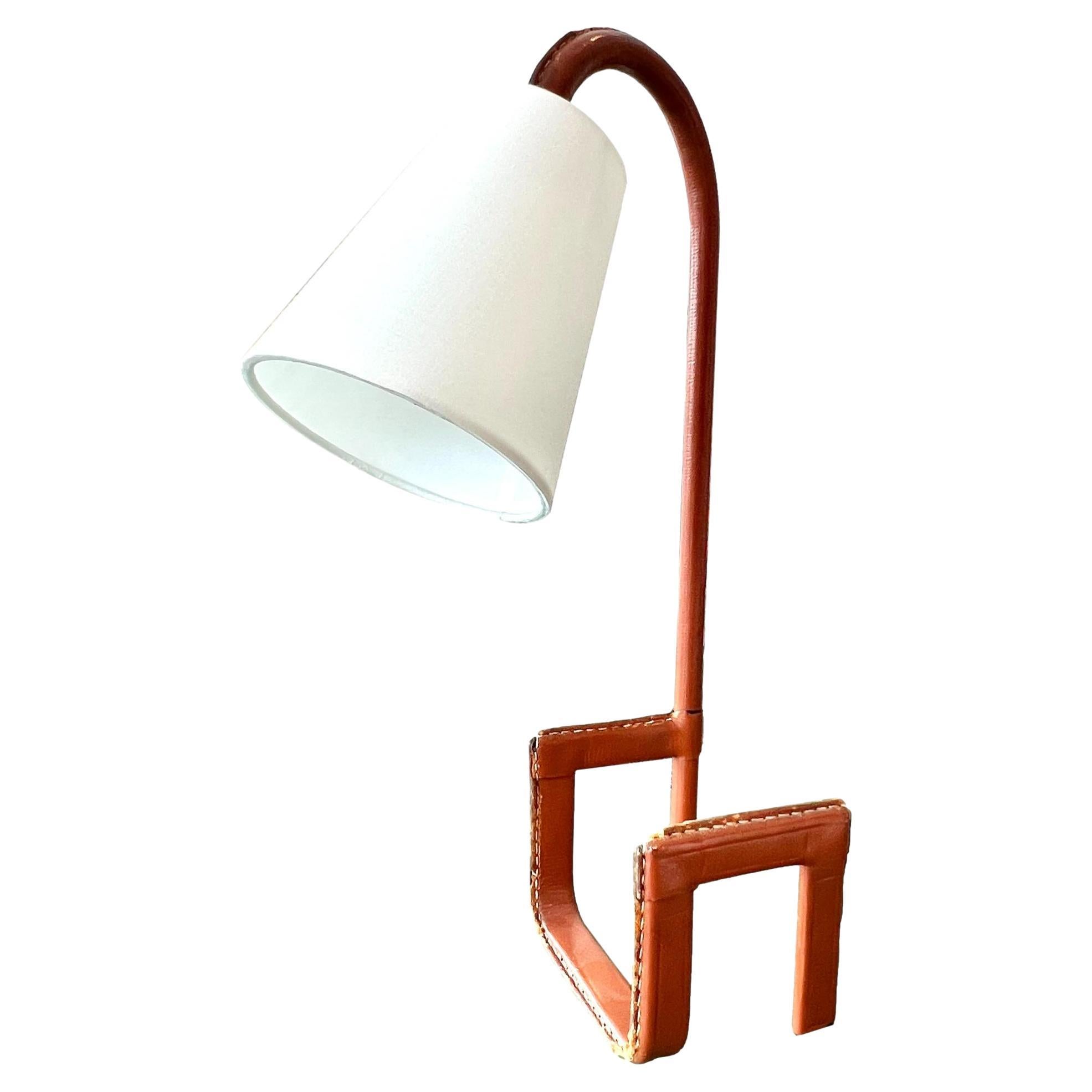 Lampe de bureau en cuir Jacques Adnet avec étagère intégrée, France, années 1950 en vente