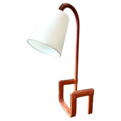 Lampe de bureau en cuir Jacques Adnet avec étagère intégrée, France, années 1950