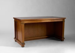 Jacques Adnet, Escritorio de caoba con tapa de cuero y detalles de bronce, Francia, 1955