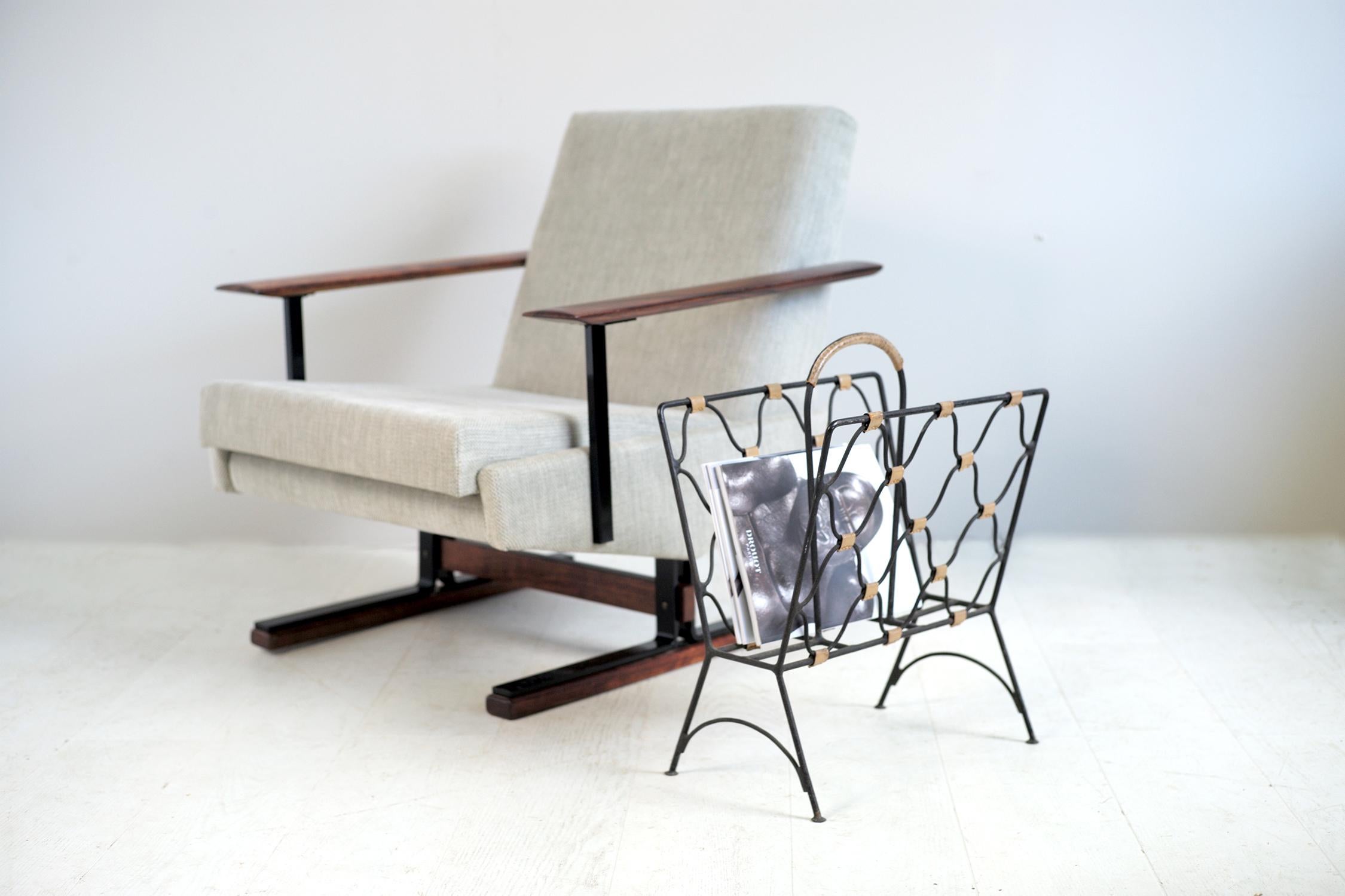 Black lacquered metal magazine rack with beige stitched leather by Jacques Adnet, France 1940.
Very good condition.