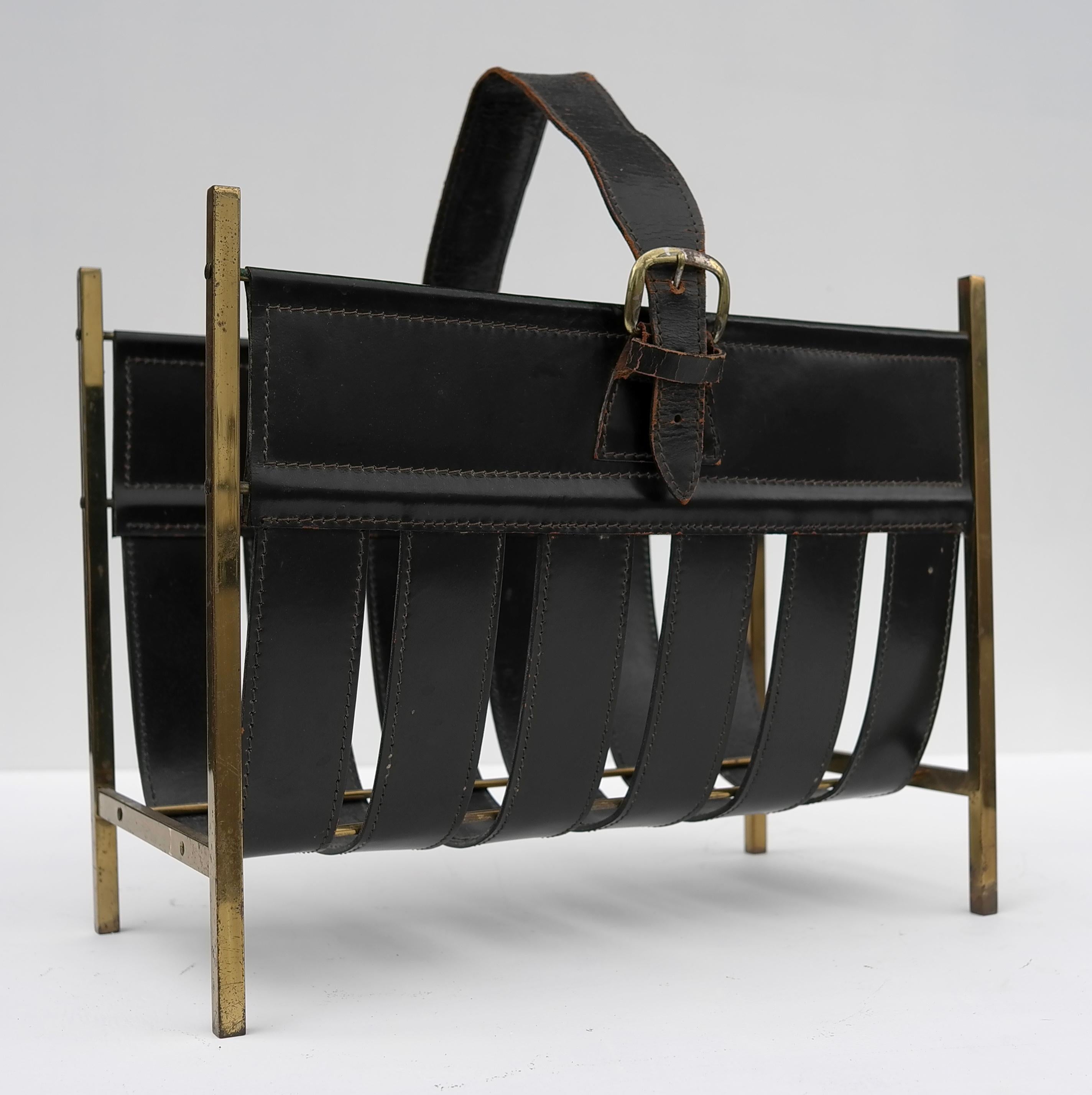 Jacques Adnet Magazine Rack in Black Sling Leather and Brass, France 1960's In Good Condition In Den Haag, NL