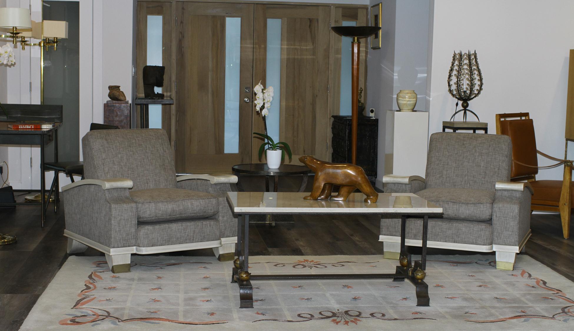 Jacques Adnet, modèle de
Paire de grands fauteuils confortables en acajou laqué blanc/beige écru, garnis de tissu texturé gris/vert.
Douilles en laiton massif patiné (non poli)
Jacques Adnet a conçu ce modèle en 1945-1950.
Notre paire a été