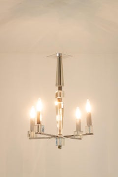 Jacques Adnet. Modernistischer Kronleuchter aus verchromtem Metall. Ca. 1940.