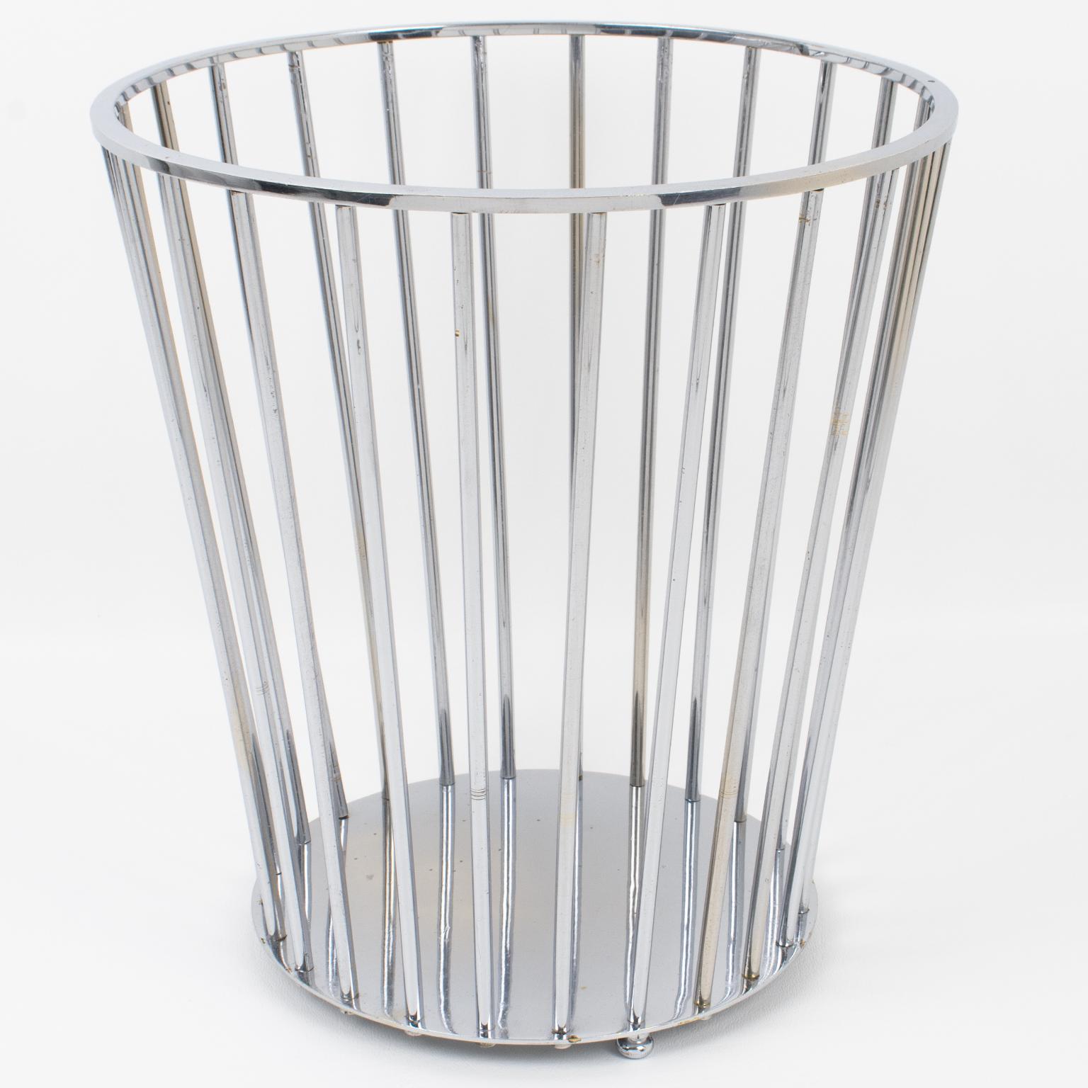 El diseñador francés Jacques Adnet (1900-1984) diseñó este precioso accesorio de escritorio o papelera de oficina cromada modernista Art Déco. La forma geométrica redonda minimalista presenta una típica forma Art Déco, con esbeltas columnas que