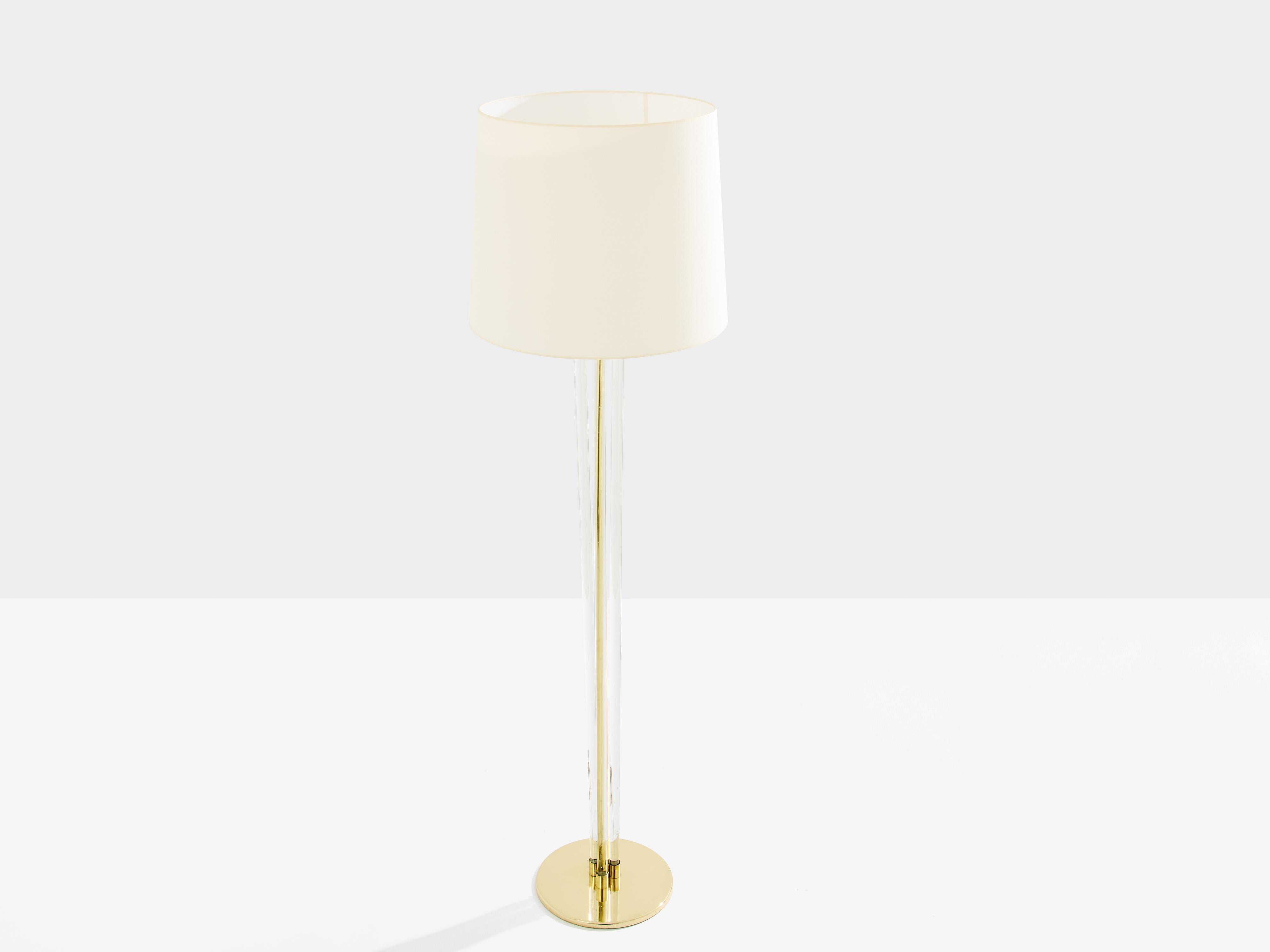 Ce magnifique lampadaire Jacques Adnet ne manquera pas d'ajouter un élément de modernisme français à n'importe quelle pièce de votre maison. Il a été conçu et produit par Jacques Adnet au début des années 1950. Avec une structure en laiton massif et