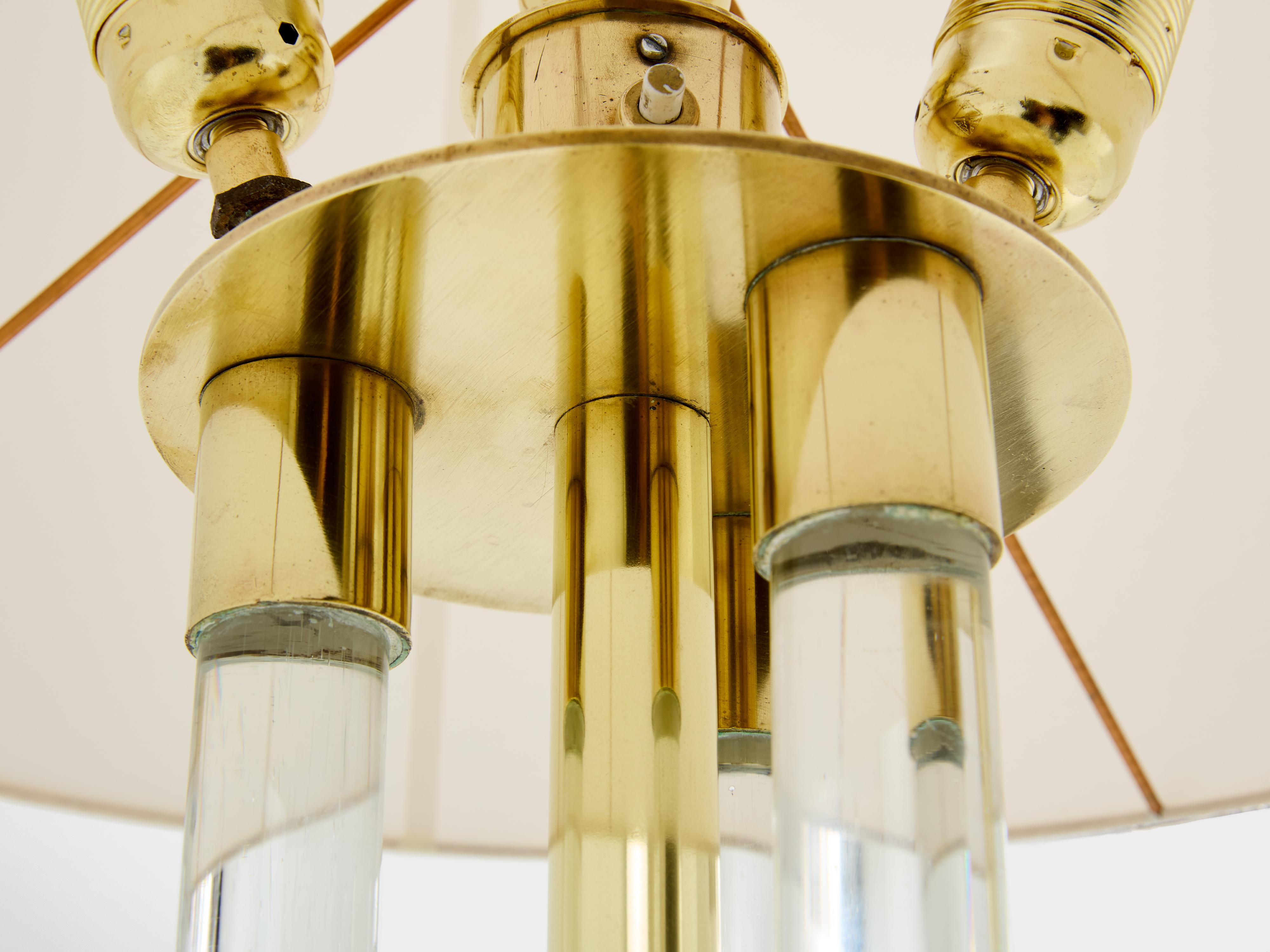 Jacques Adnet lampadaire moderniste en laiton lucite années 50 Bon état - En vente à Paris, IDF