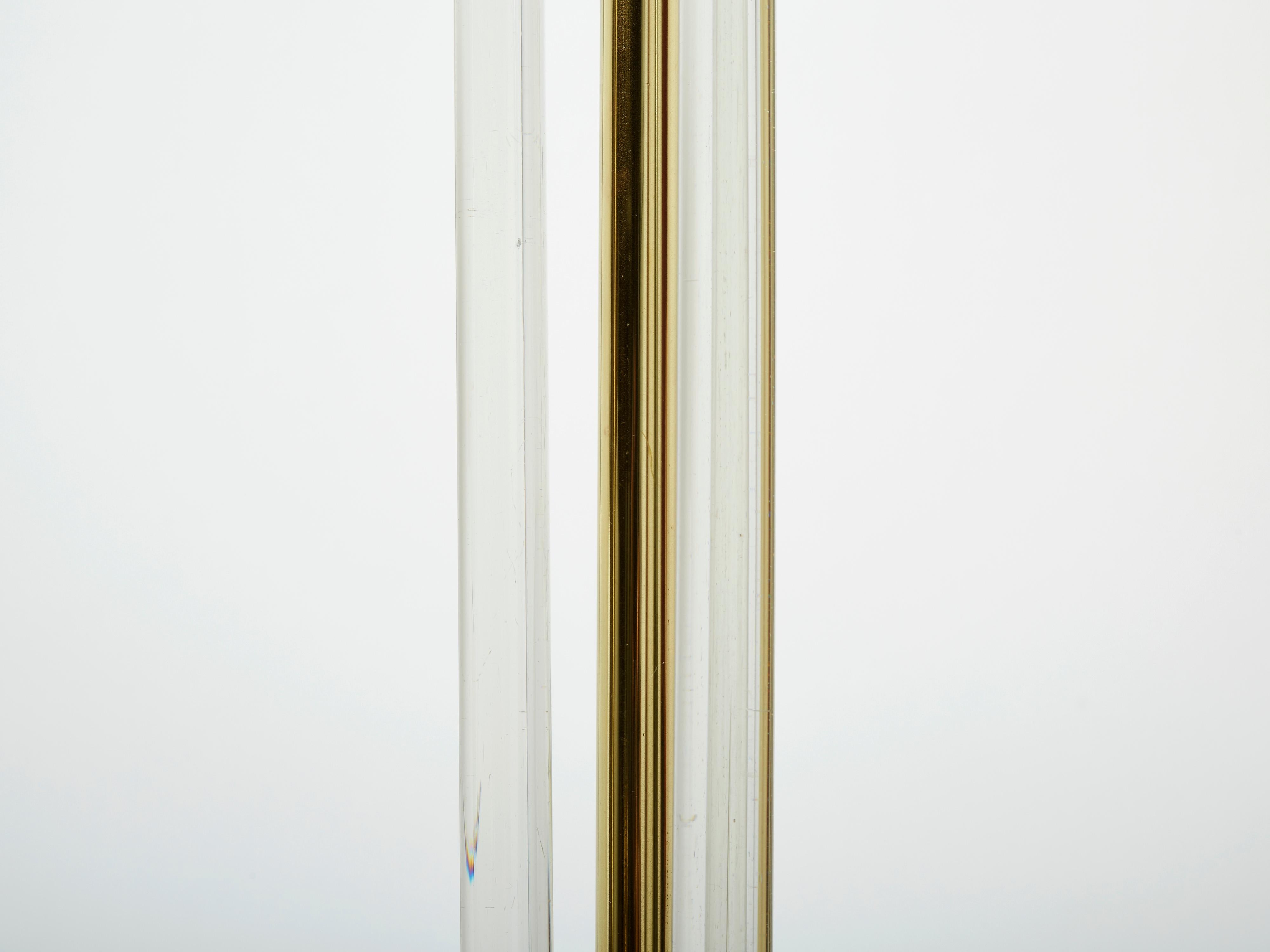 Milieu du XXe siècle Jacques Adnet lampadaire moderniste en laiton lucite années 50 en vente