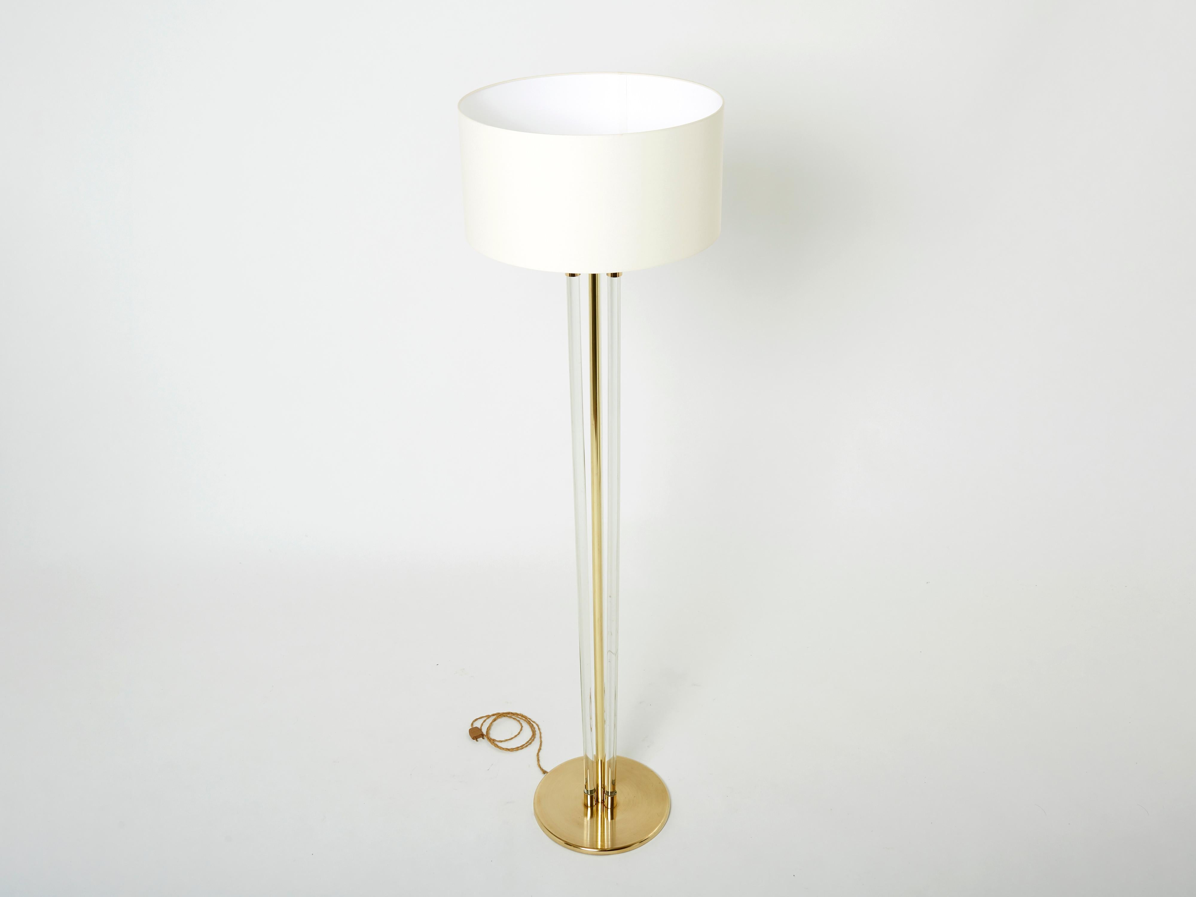 Laiton Jacques Adnet lampadaire moderniste en laiton lucite années 50 en vente
