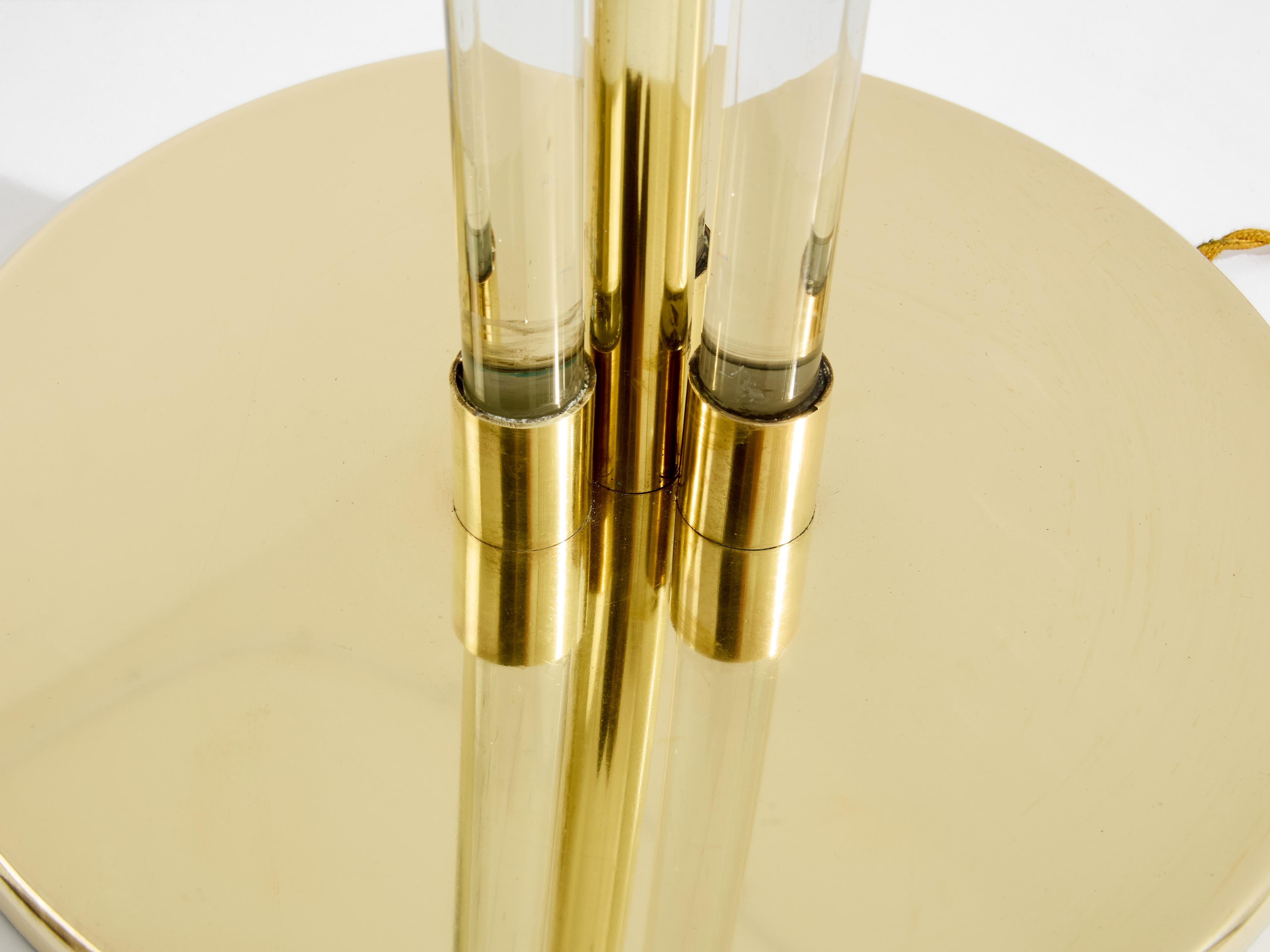 Laiton Jacques Adnet lampadaire moderniste en laiton lucite années 50 en vente