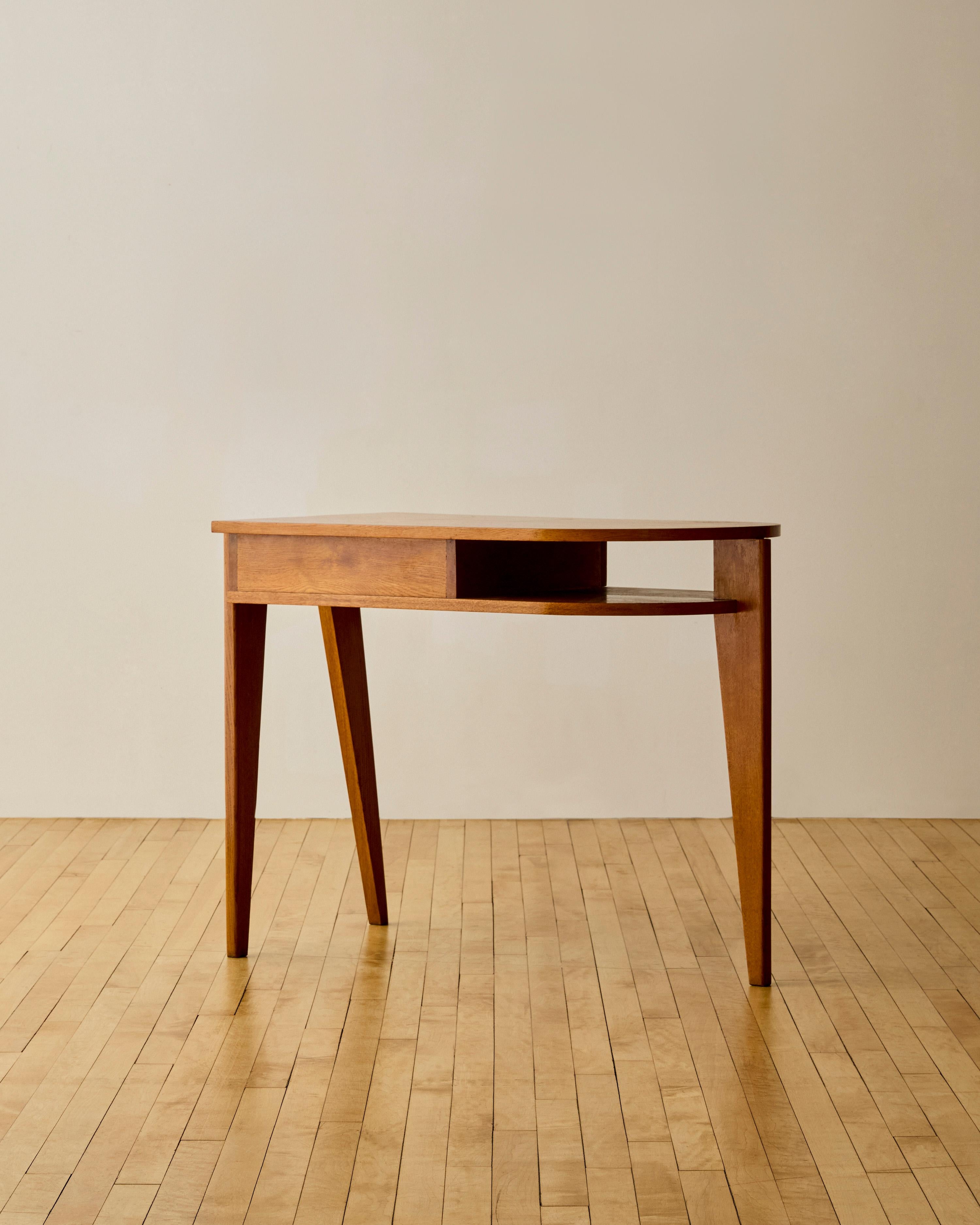 Francese Jacques Adnet Scrivania a treppiede in Oak in vendita