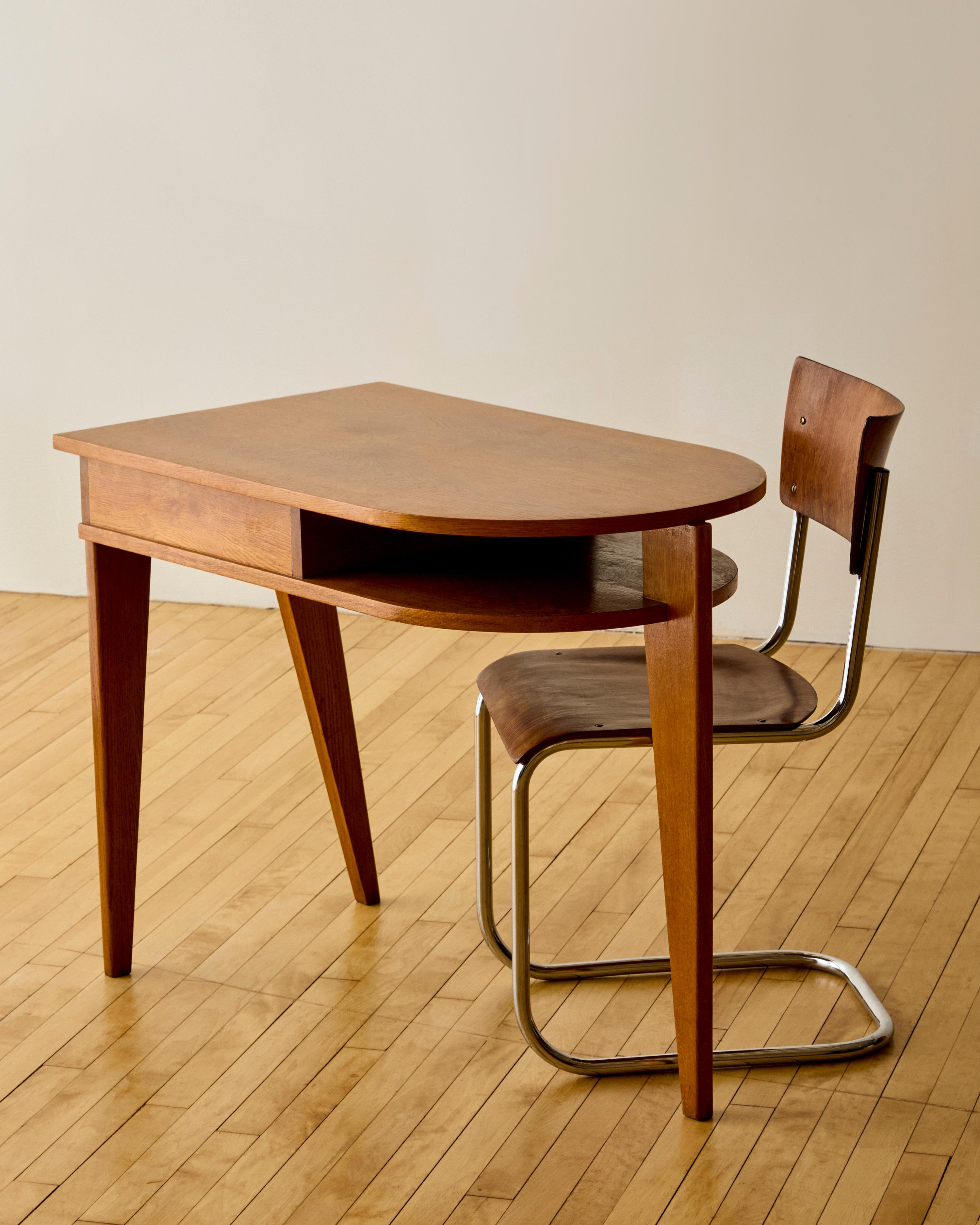 Jacques Adnet Scrivania a treppiede in Oak In condizioni buone in vendita a Long Island City, NY