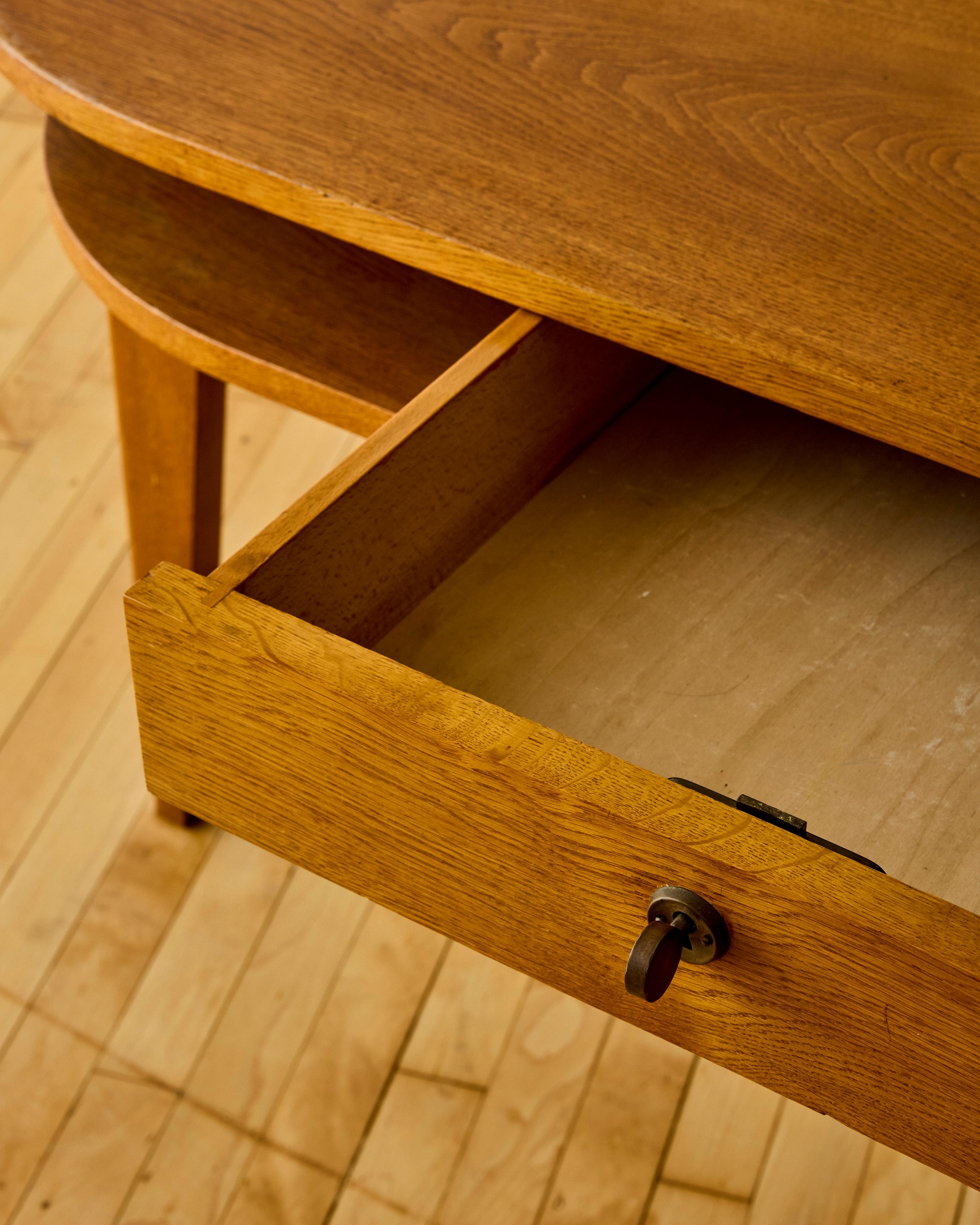 Quercia Jacques Adnet Scrivania a treppiede in Oak in vendita