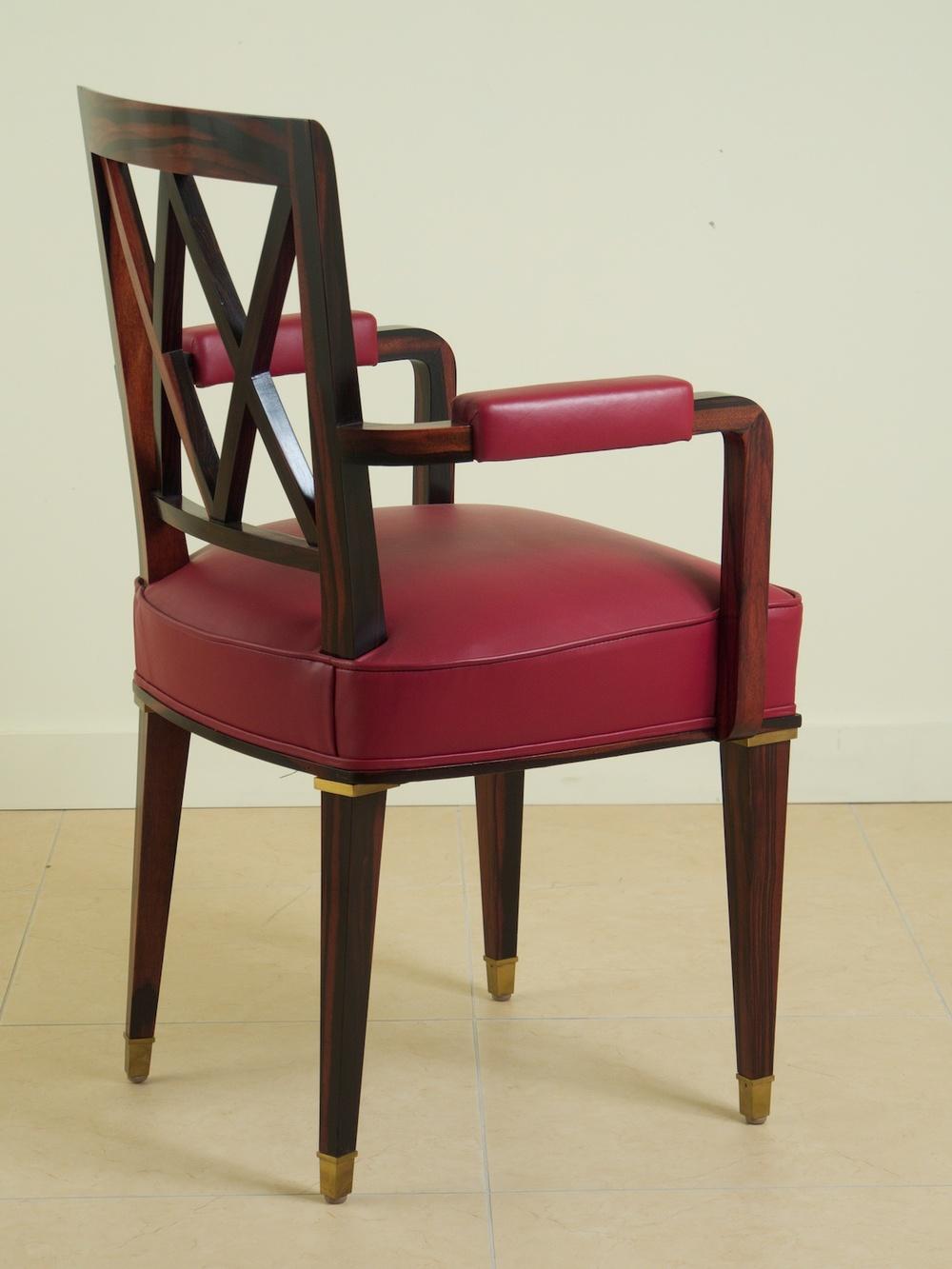 Français Jacques Adnet paire de fauteuils en ébène de macassar massif en vente