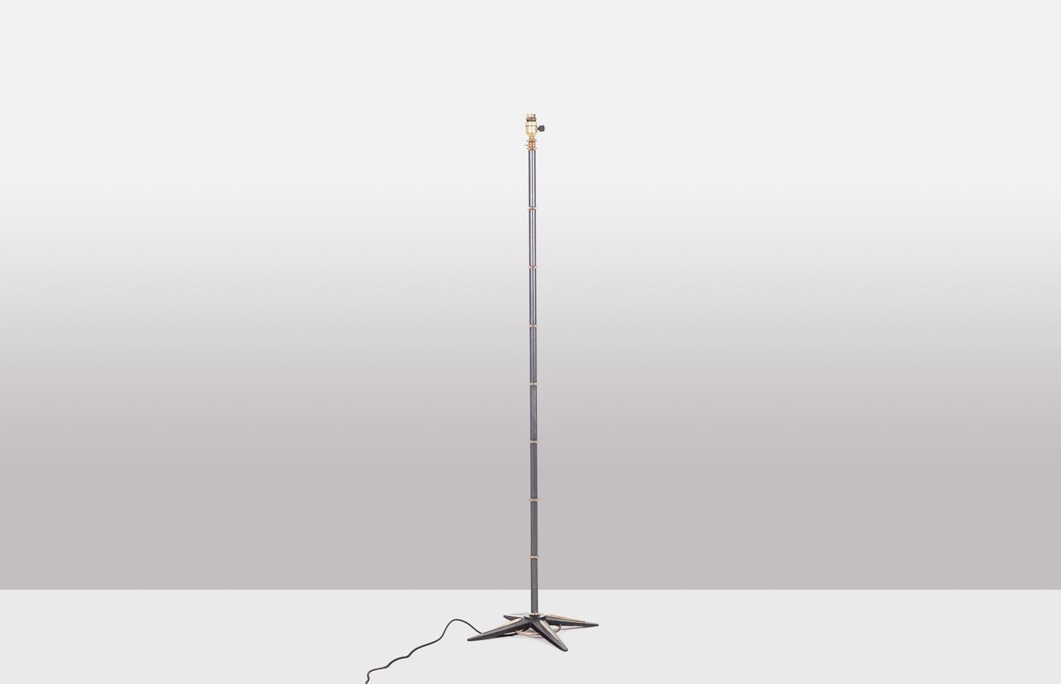 Jacques Adnet di.
Gilles Sermadiras, a cura di.

Coppia di lampade da terra in bronzo con due patine a forma di bambù stilizzato.

Opera francese realizzata negli anni '1950.

Dimensioni: H. 145 x D. 40 cm

Riferimento: LS60961608I


Il prezzo