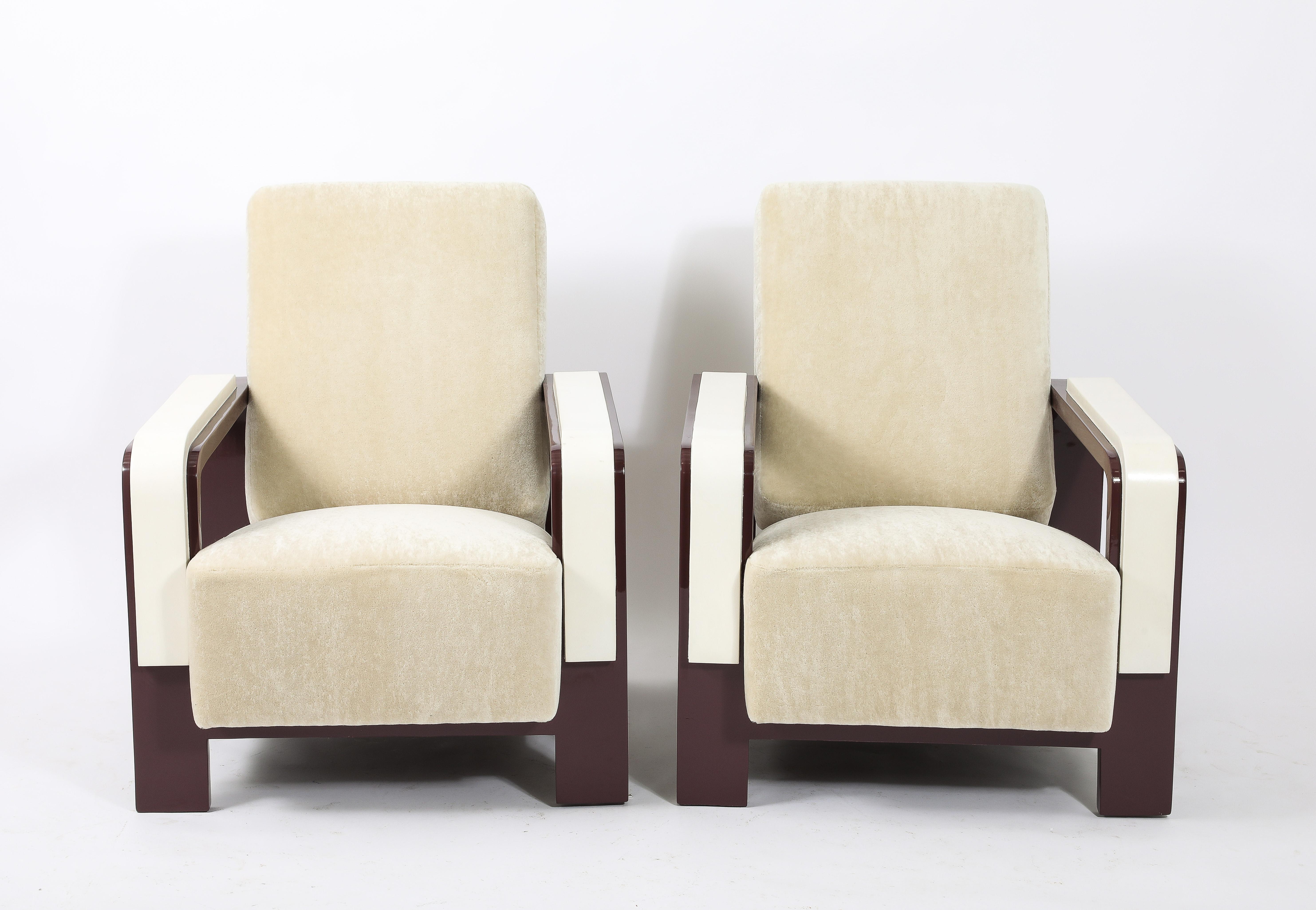 Eccezionale coppia di poltrone reclinabili Jacques Adnet in lacca viola scuro con braccioli rivestiti in pergamena, imbottiti in mohair Pierre Frey
Documentata nella monografia sul designer, questa coppia proveniente dal salotto di un industriale di