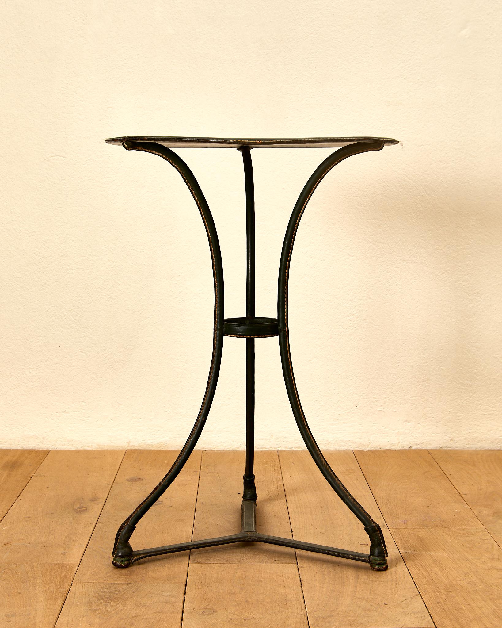 Jacques Adnet,
Guéridon recouvert de cuir vert avec surpiqûres sellier,
circa 1970, France.
Hauteur 71 cm, diamètre 51 cm.