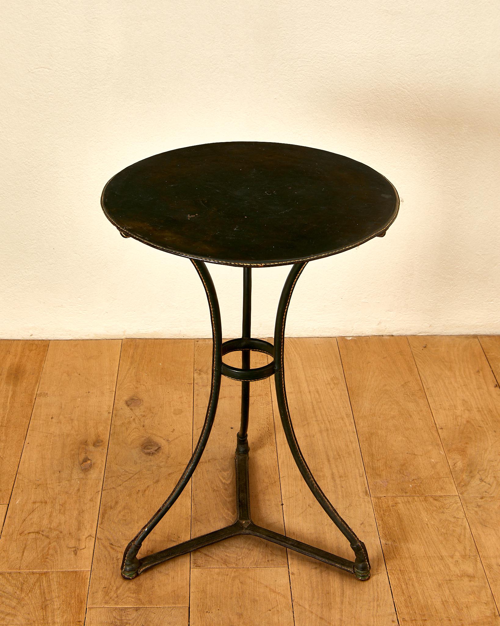 Moderne Jacques Adnet, Table à piédestal recouverte de cuir vert avec coutures de selle en vente