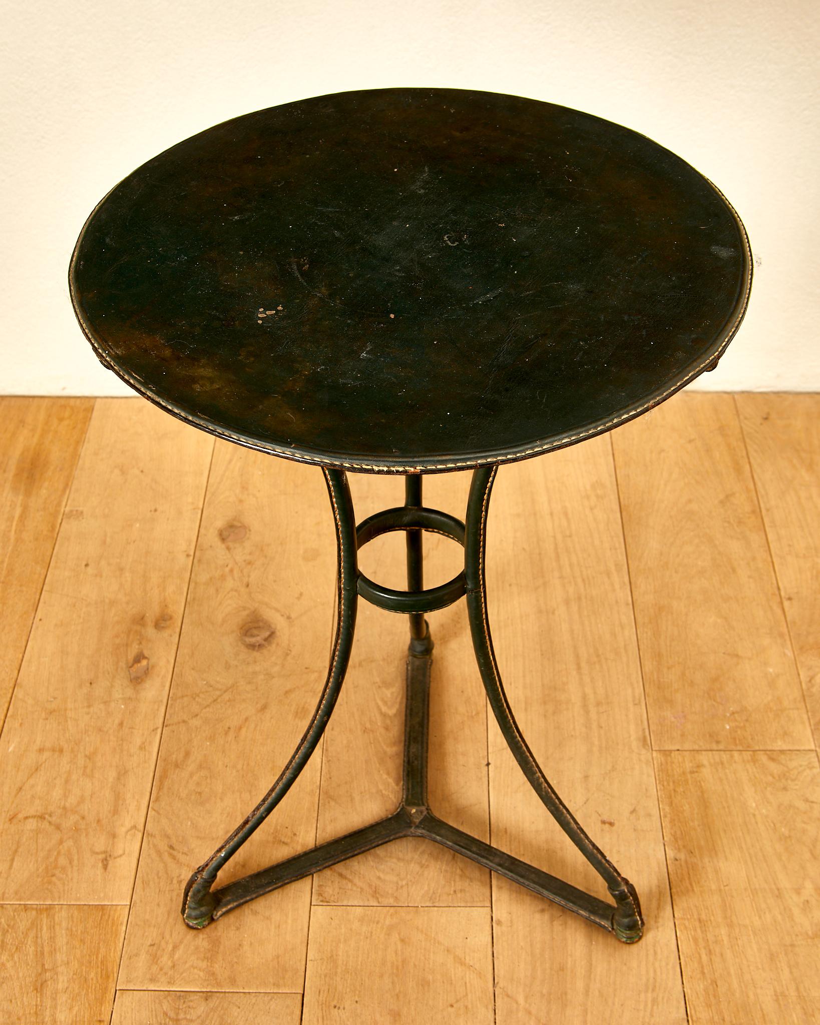 Jacques Adnet, Table à piédestal recouverte de cuir vert avec coutures de selle Bon état - En vente à Nice, Cote d' Azur