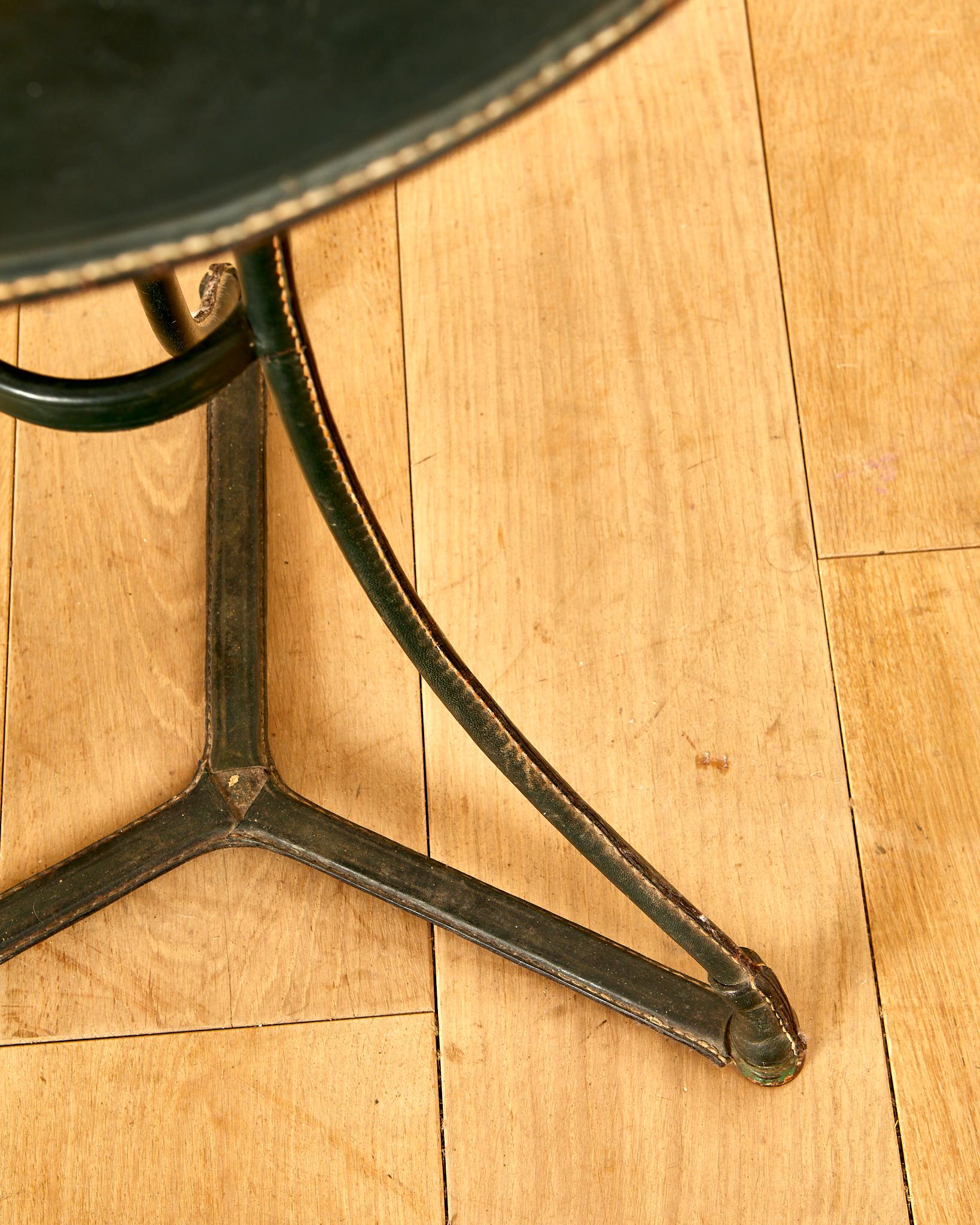 Fin du 20e siècle Jacques Adnet, Table à piédestal recouverte de cuir vert avec coutures de selle en vente