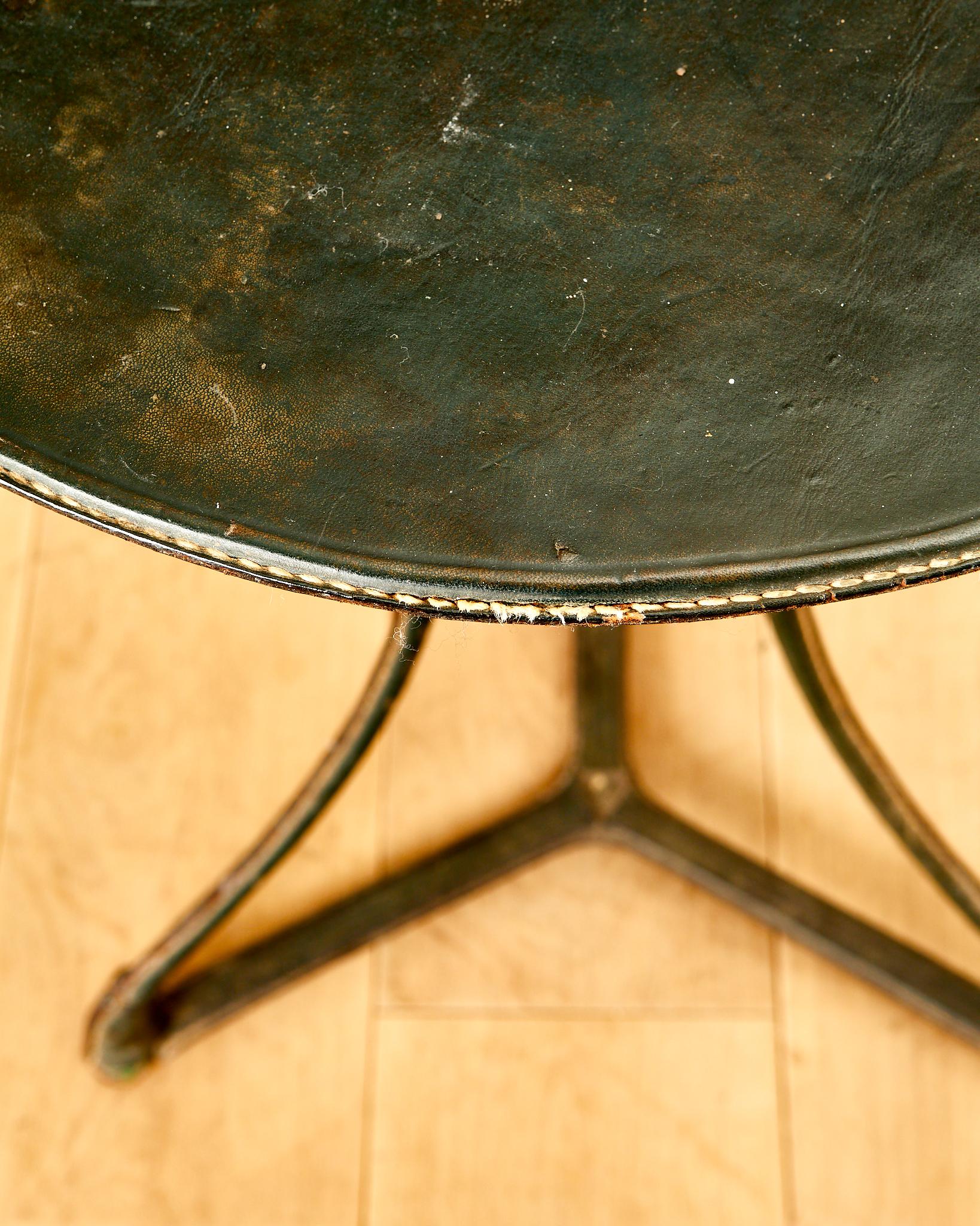 Cuir Jacques Adnet, Table à piédestal recouverte de cuir vert avec coutures de selle en vente