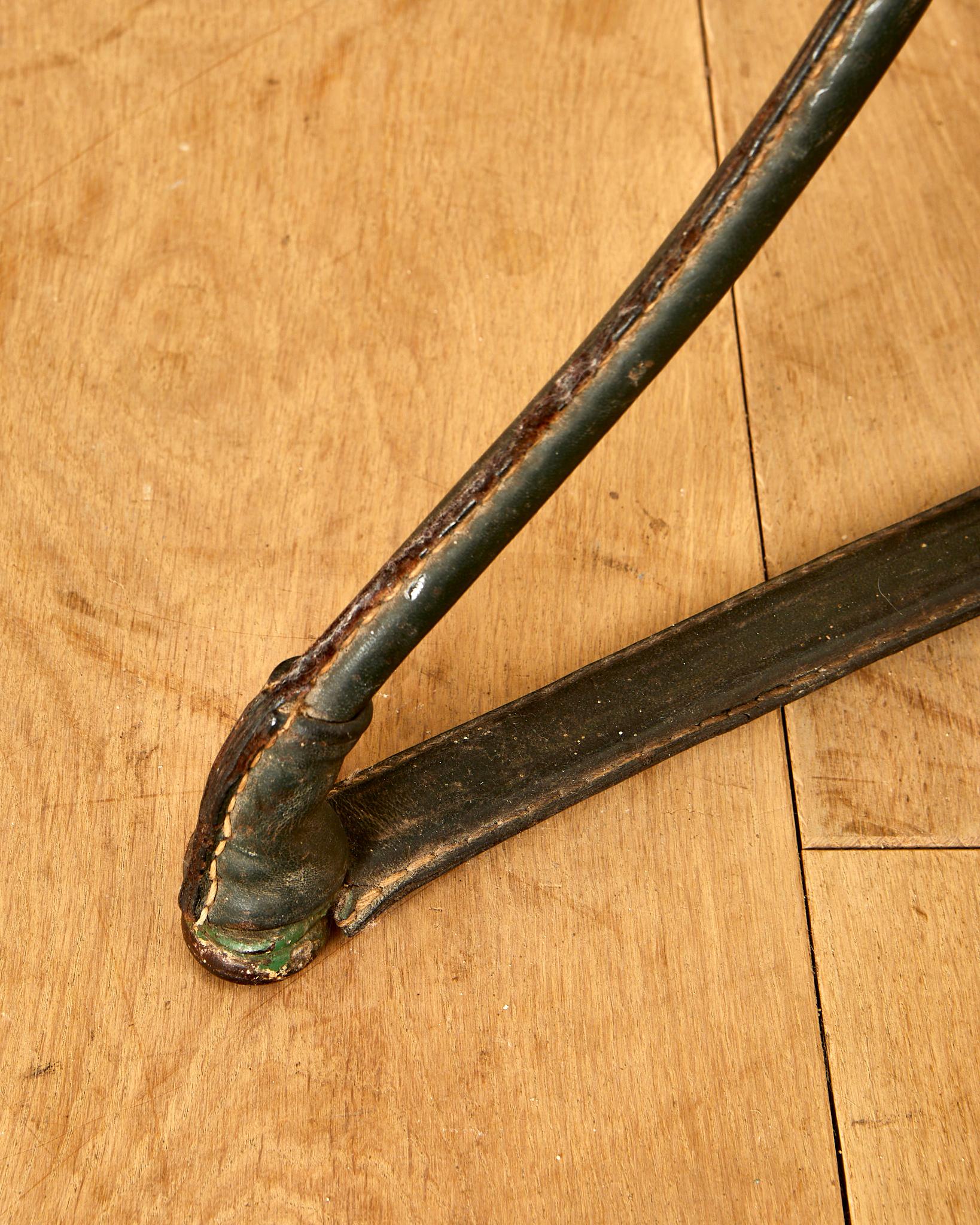 Jacques Adnet, Table à piédestal recouverte de cuir vert avec coutures de selle en vente 1
