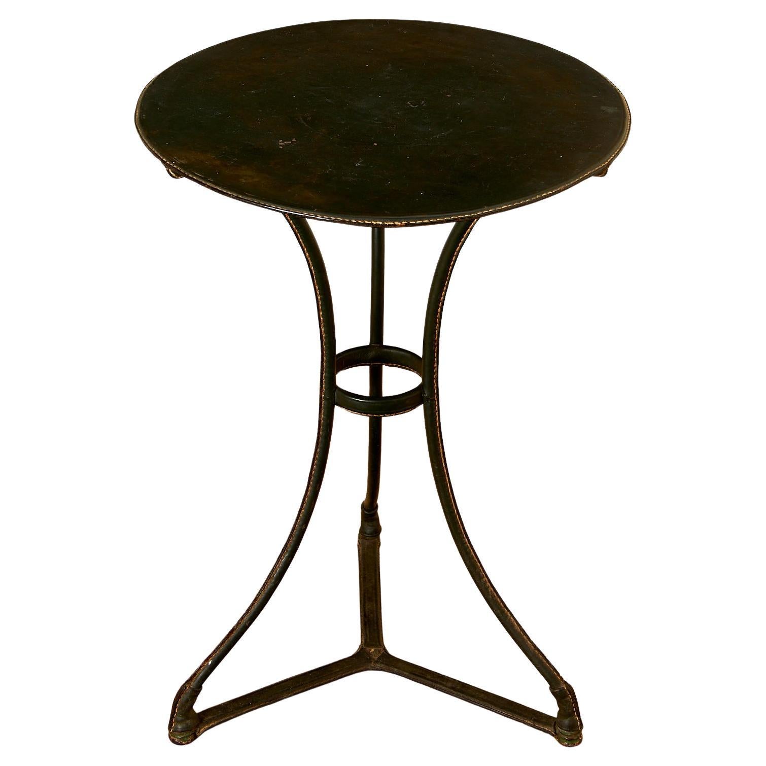 Jacques Adnet, Table à piédestal recouverte de cuir vert avec coutures de selle