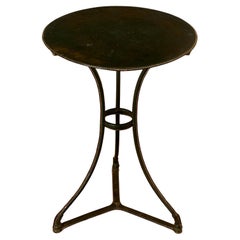 Jacques Adnet, Mesa de pedestal revestida de cuero verde con pespuntes.