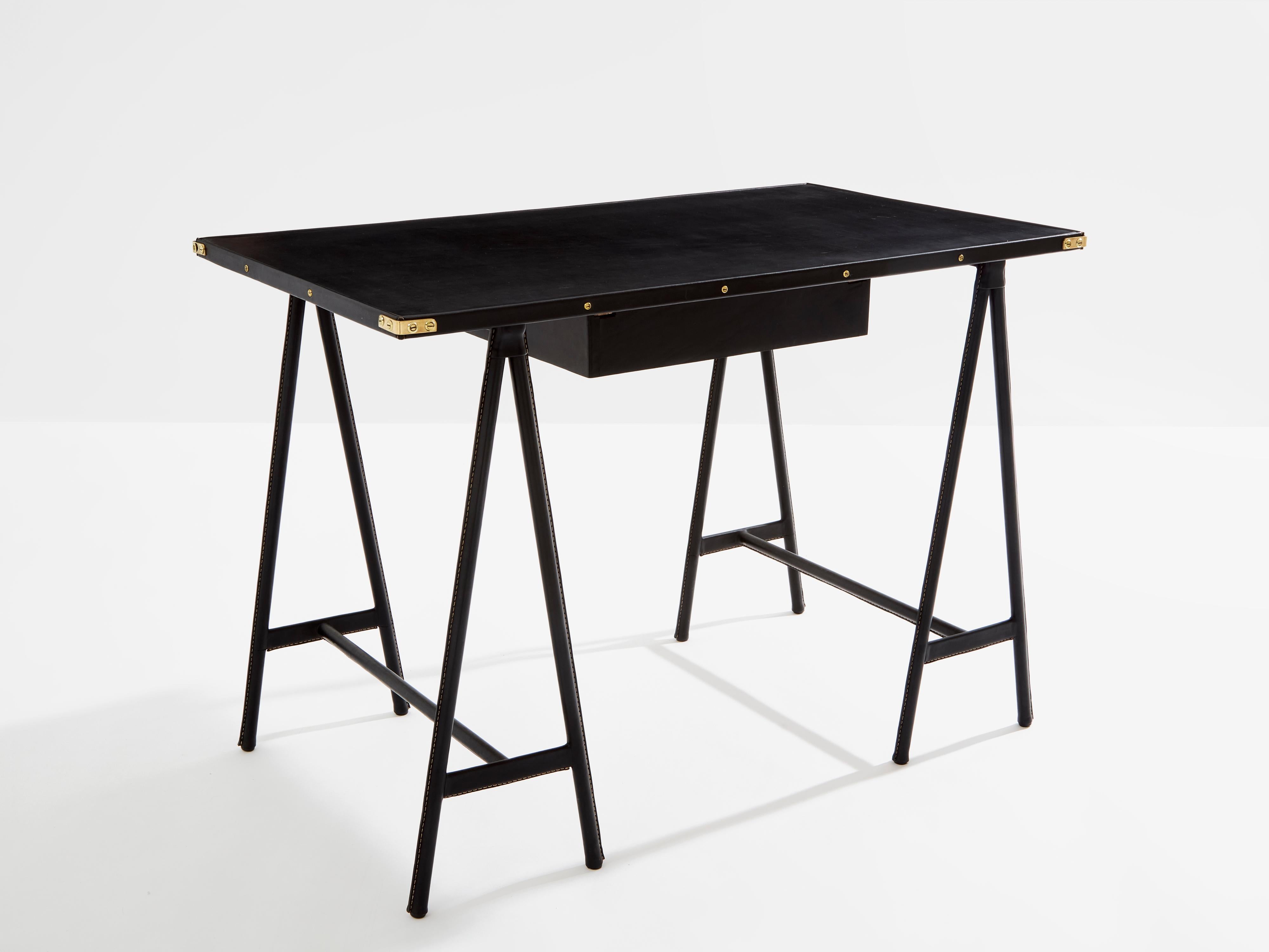 Escritorio Jacques Adnet de cuero piqué sellier y latón 1950 en venta 3