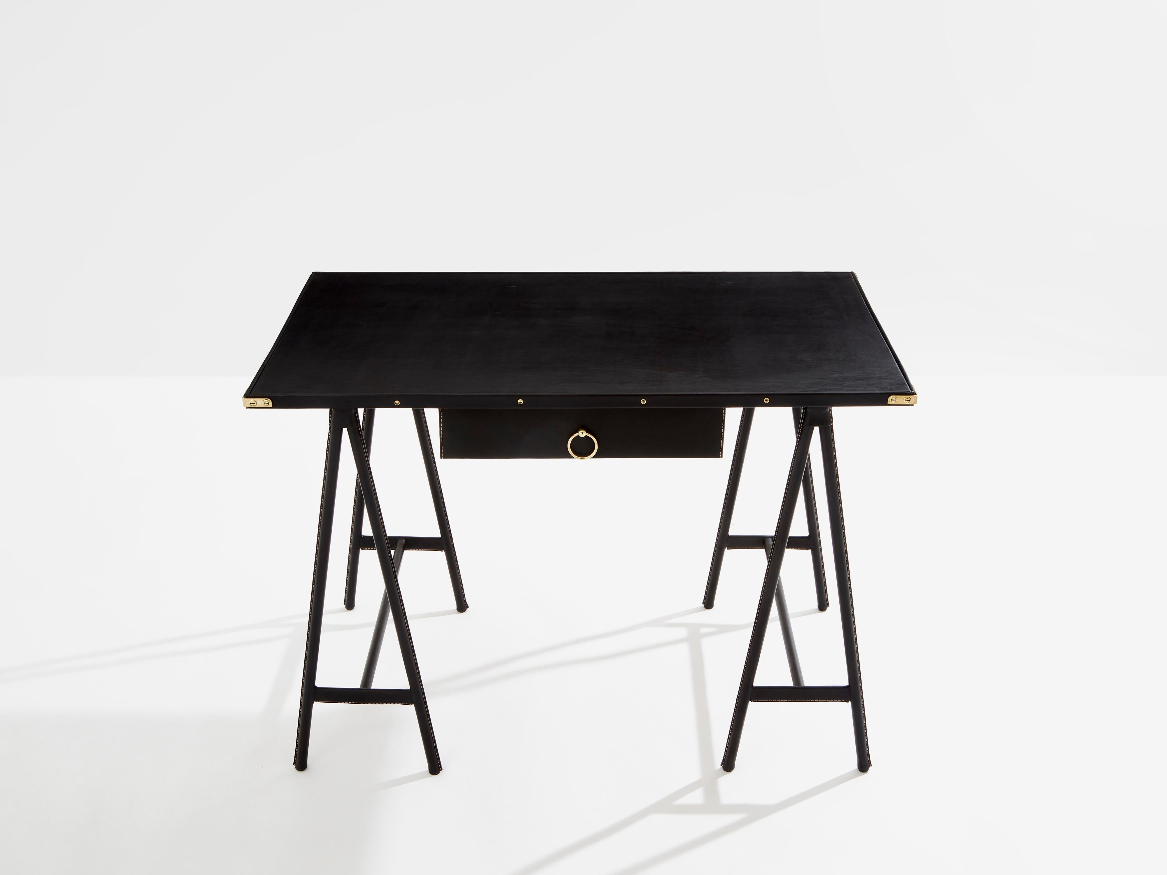 Preciosa mesa de escritorio con cajón, bureau de dame, en cuero negro de Jacques Adnet de principios de los años 50. Este escritorio es característico del trabajo de Adnet, cuero suave cosido a caballete, dit piqué sellier y detalles y tornillos de