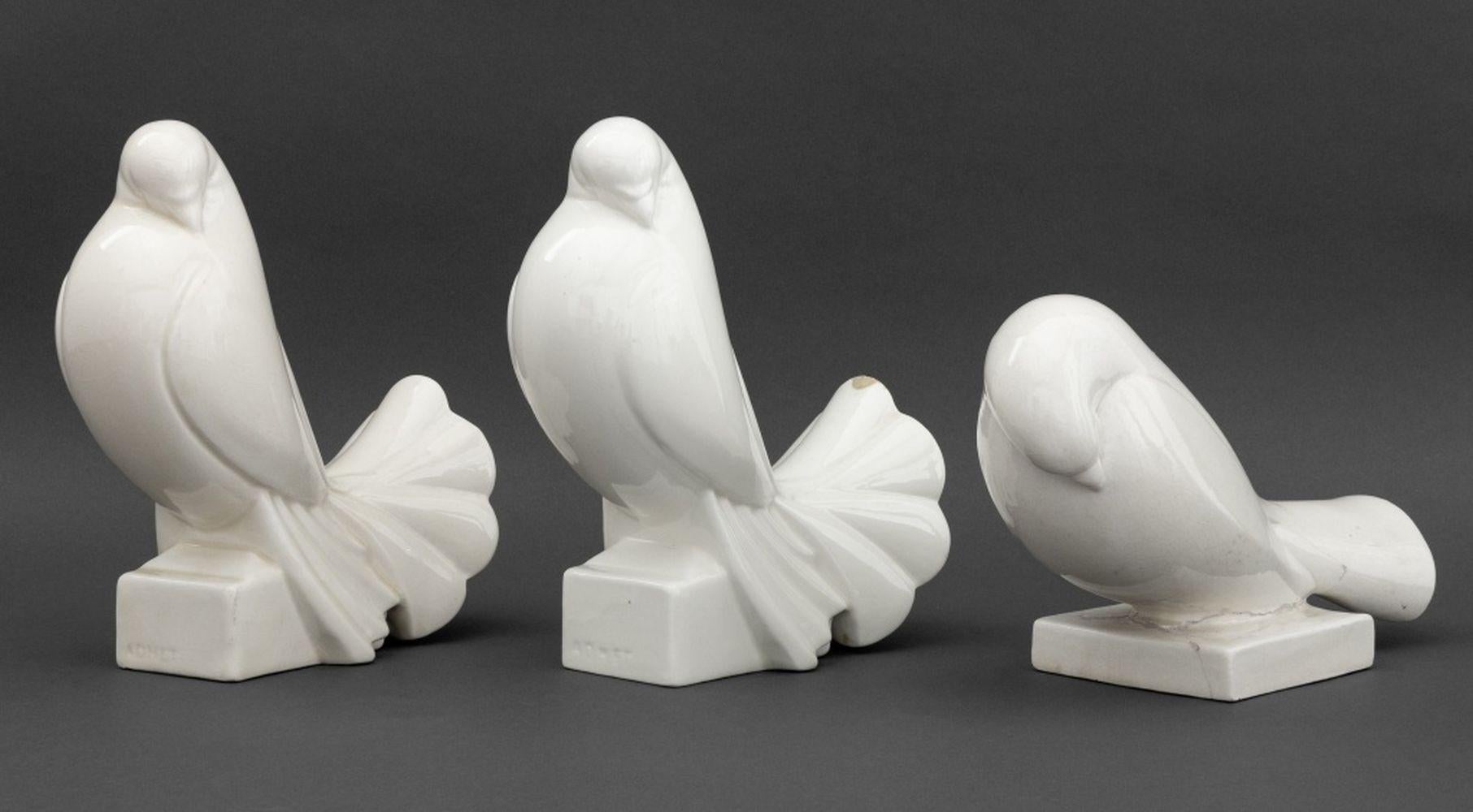 Tre sculture di colomba in porcellana smaltata bianca di Jacques Adnet (Francia, 1900-1984), ciascuna con la scritta 