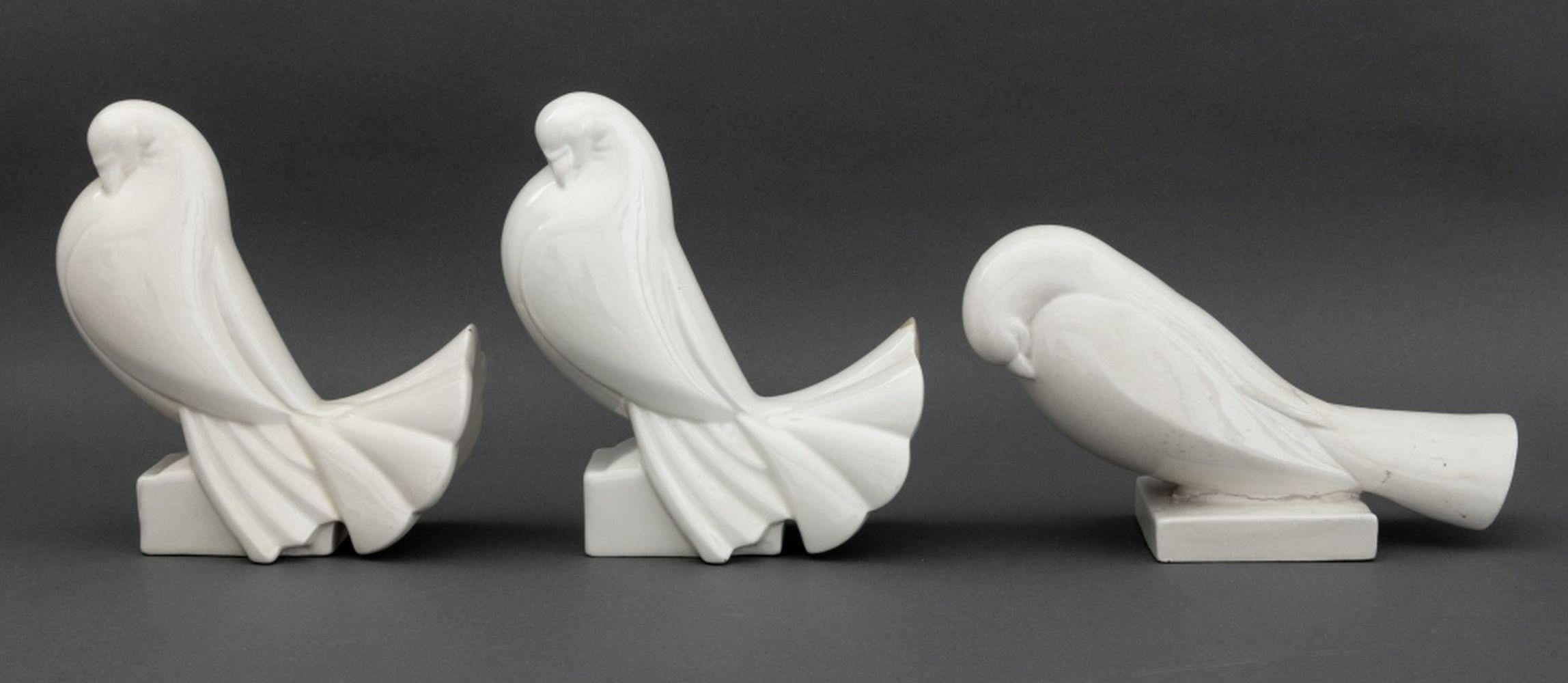 Moderno Sculture di colombe in porcellana Jacques Adnet, 3 in vendita