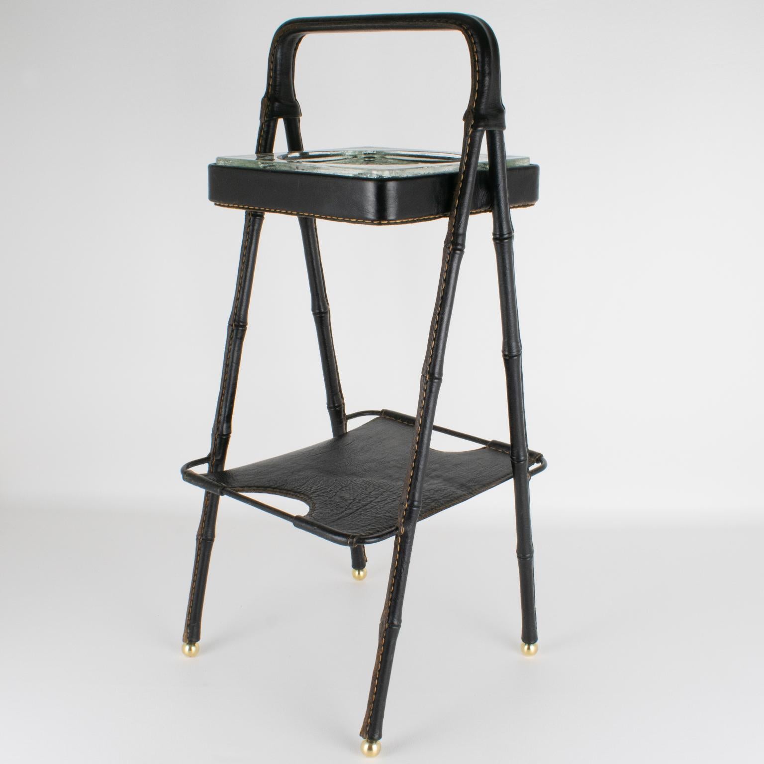 Realza tu interior con esta rara y sofisticada mesa auxiliar diseñada por Jacques Adnet, un verdadero testimonio del arte visionario que dio forma a los movimientos franceses Art Decó y Moderno de mediados de siglo. Fabricada en Francia hacia 1950,