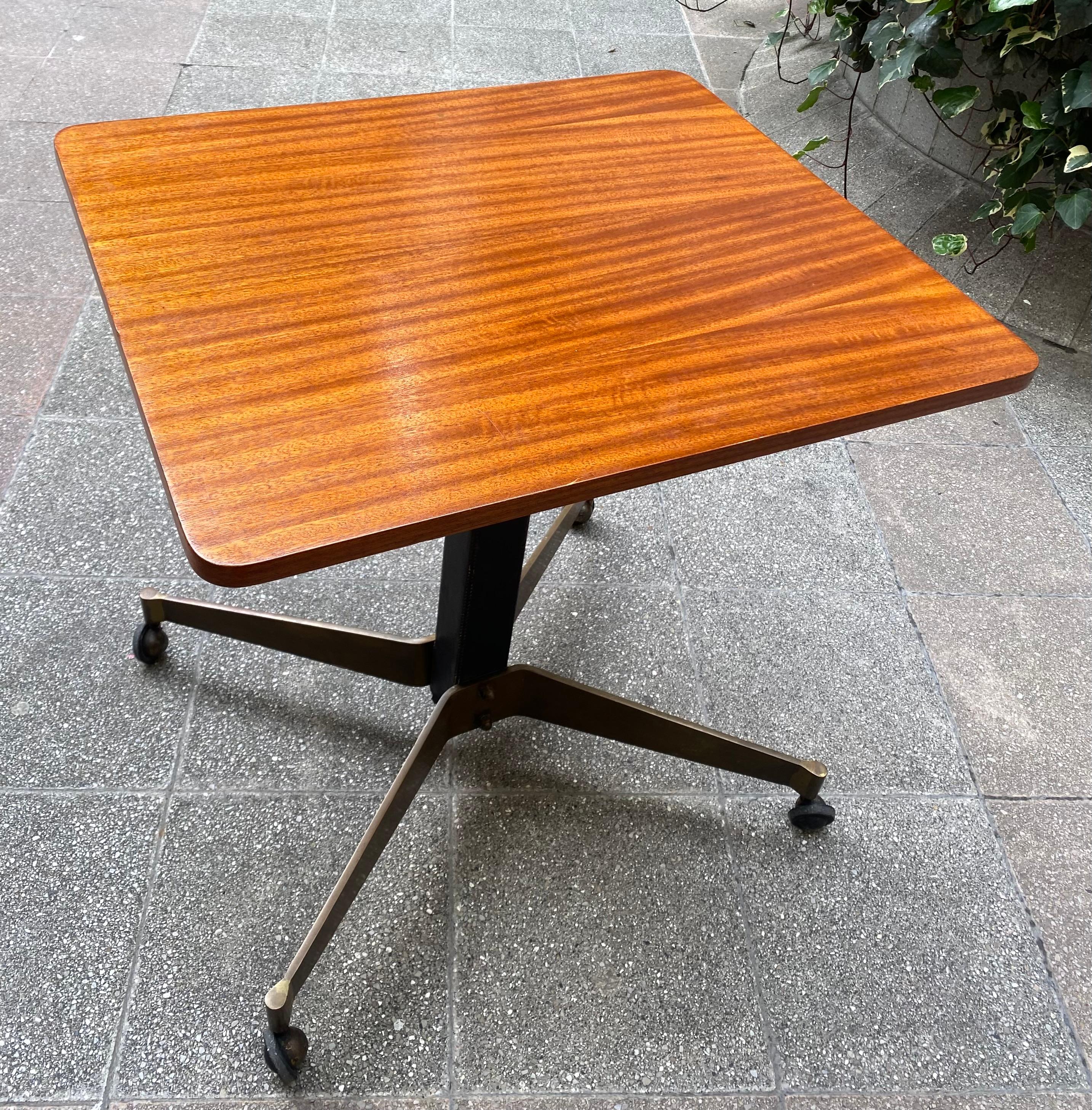 Jacques Adnet
Rosewood pedestal table - 1950s
Rosewood top and black metal base
Castors on each leather and brass feet
Leather and brass

Dimensions: L 65 x L 55 H 67 cm
In good vintage condition.