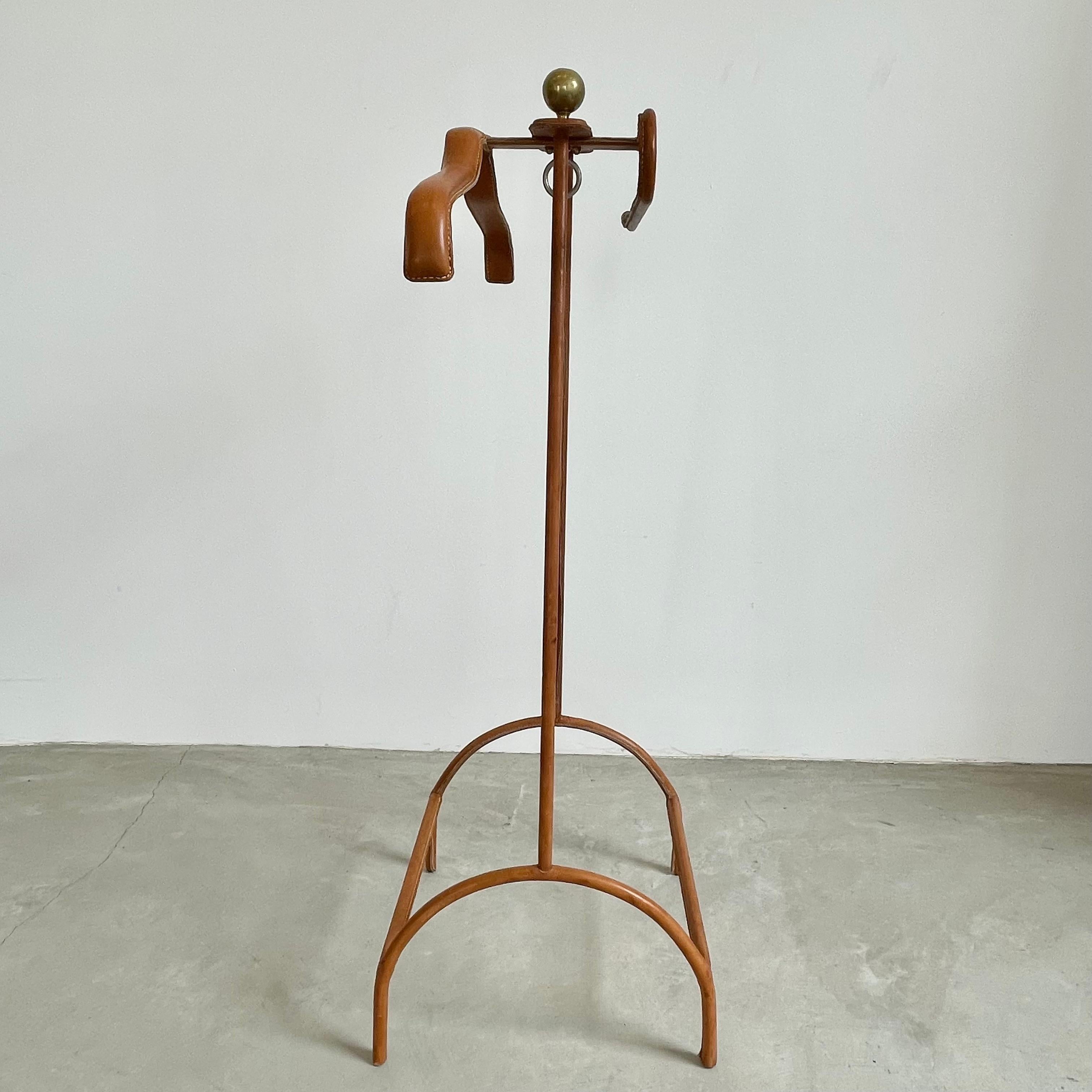 Jacques Adnet Saddle Leather and Brass Valet, 1950s In Good Condition For Sale In Los Angeles, CA