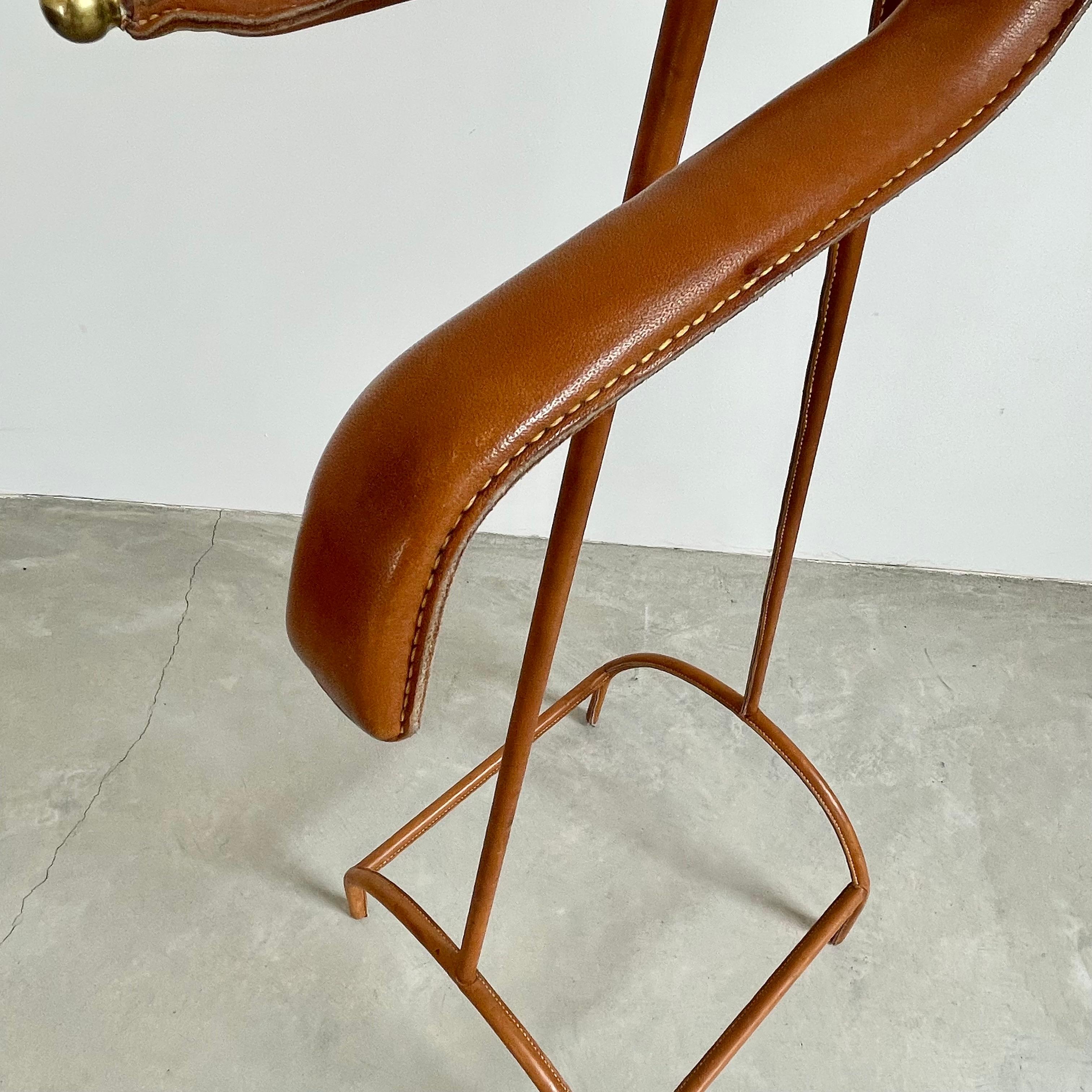 Mid-20th Century Jacques Adnet Saddle Leather and Brass Valet, 1950s For Sale