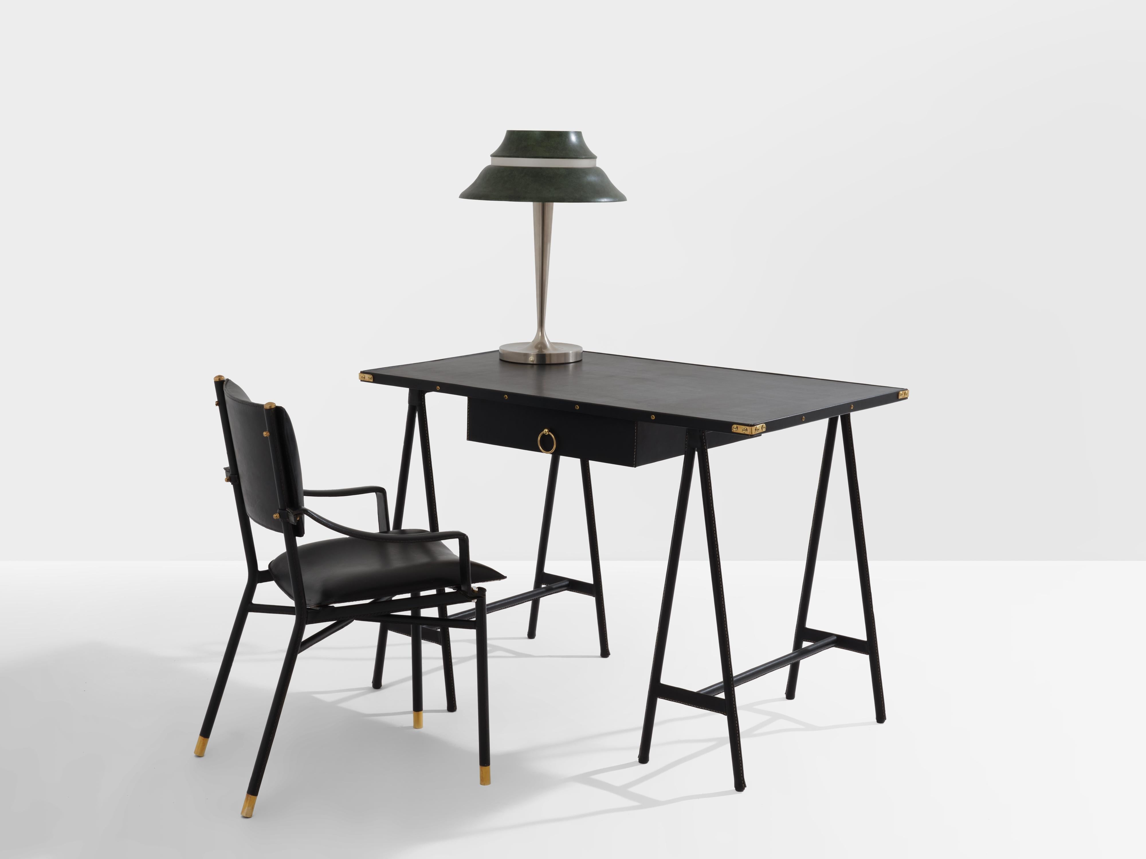 Jacques Adnet Schreibtischstuhl aus Leder und Messing mit Sattelsteppung 1950 im Angebot 3