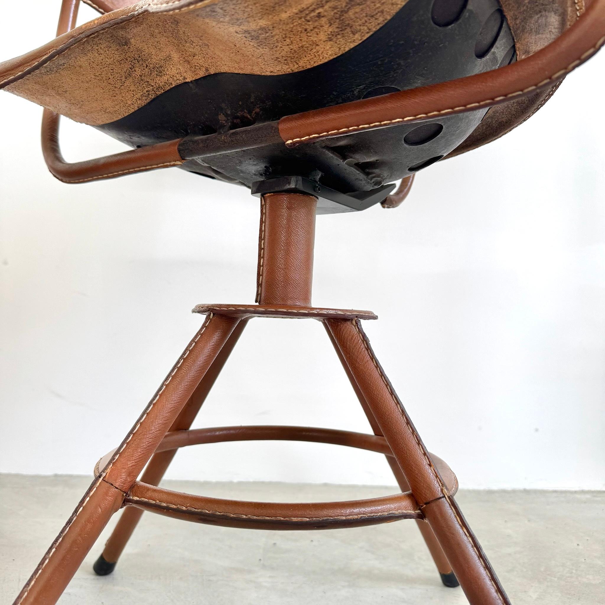Jacques Adnet Skulpturaler Drehstuhl aus Leder, 1950er Jahre, Frankreich im Angebot 3