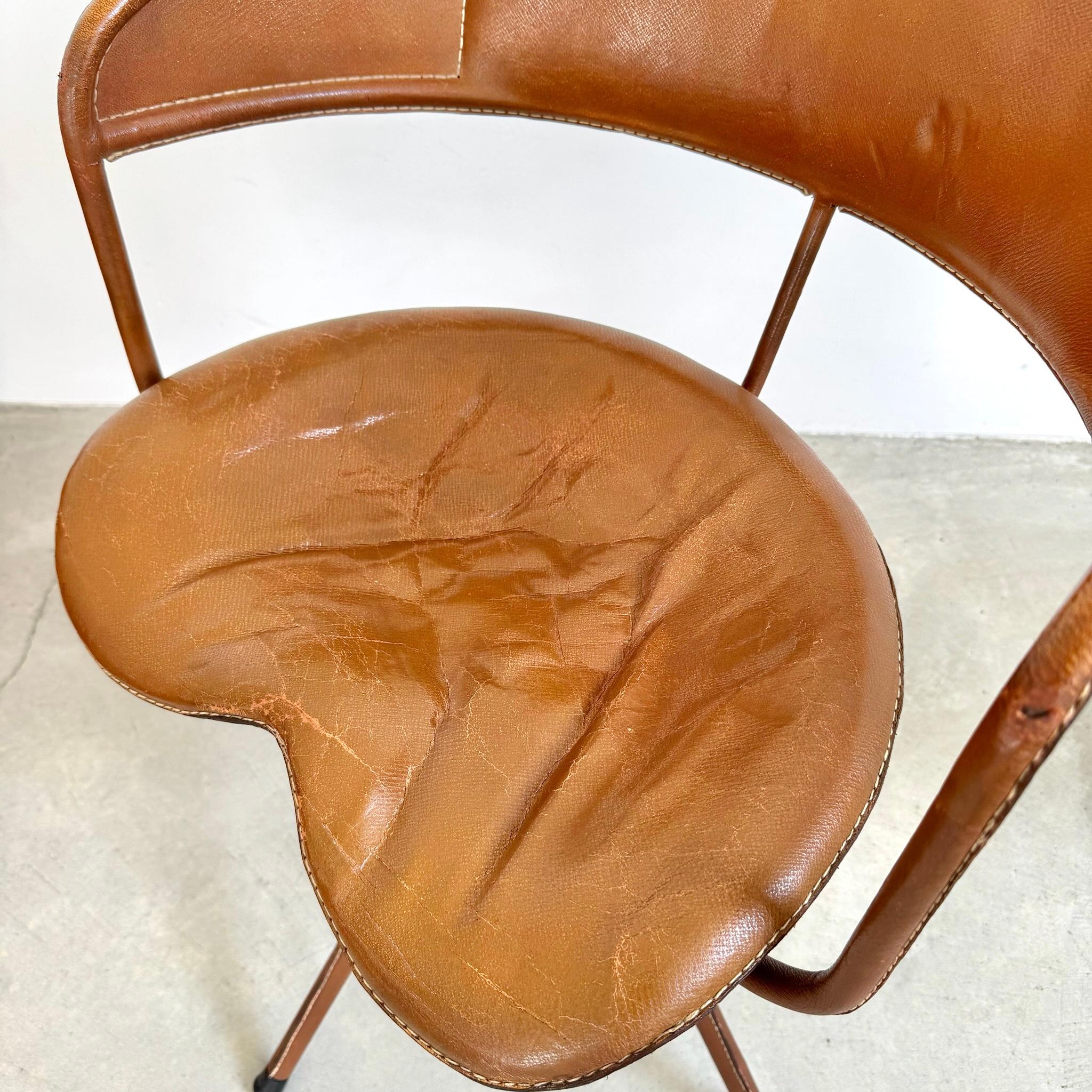 Jacques Adnet Skulpturaler Drehstuhl aus Leder, 1950er Jahre, Frankreich im Angebot 5