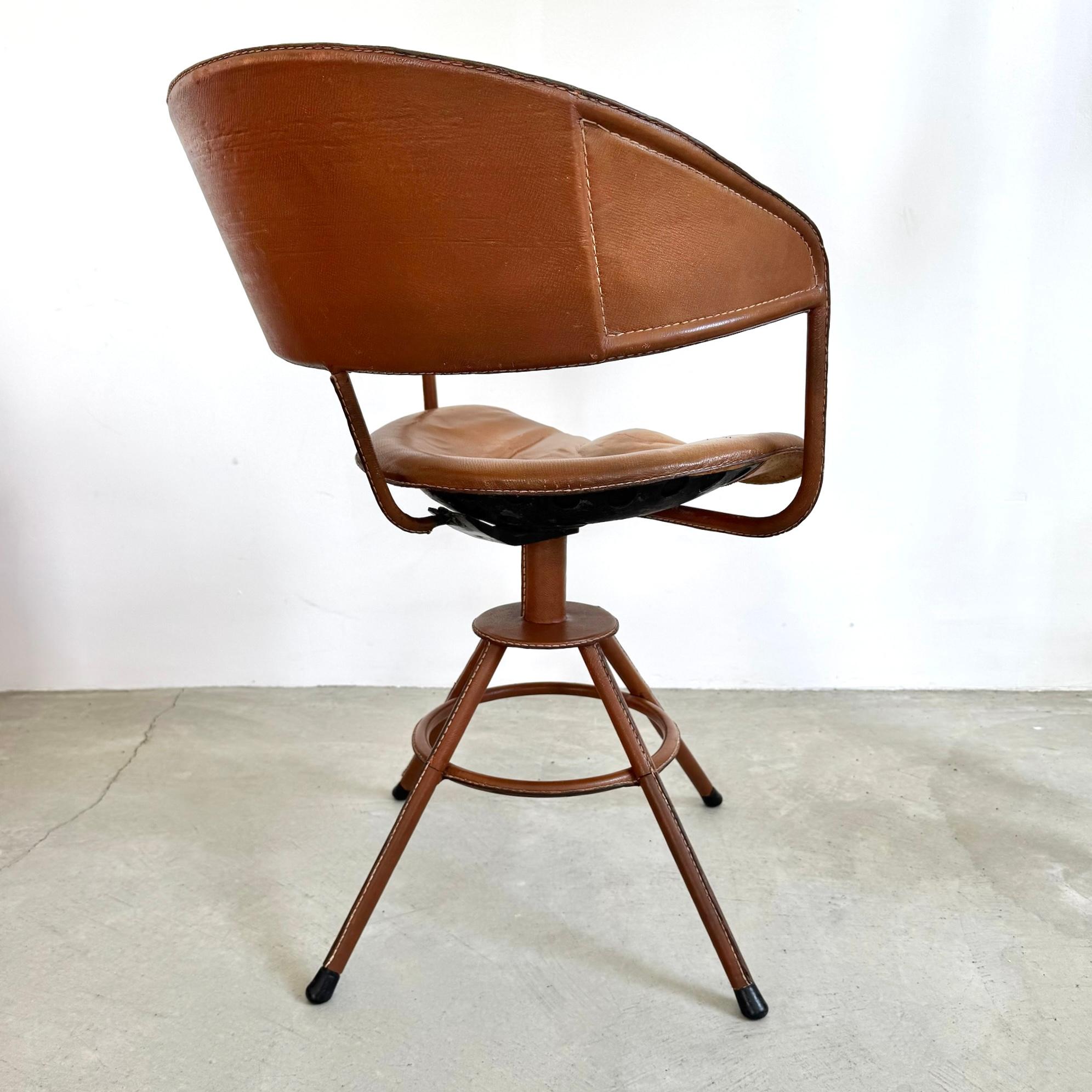 Jacques Adnet Skulpturaler Drehstuhl aus Leder, 1950er Jahre, Frankreich (Moderne der Mitte des Jahrhunderts) im Angebot