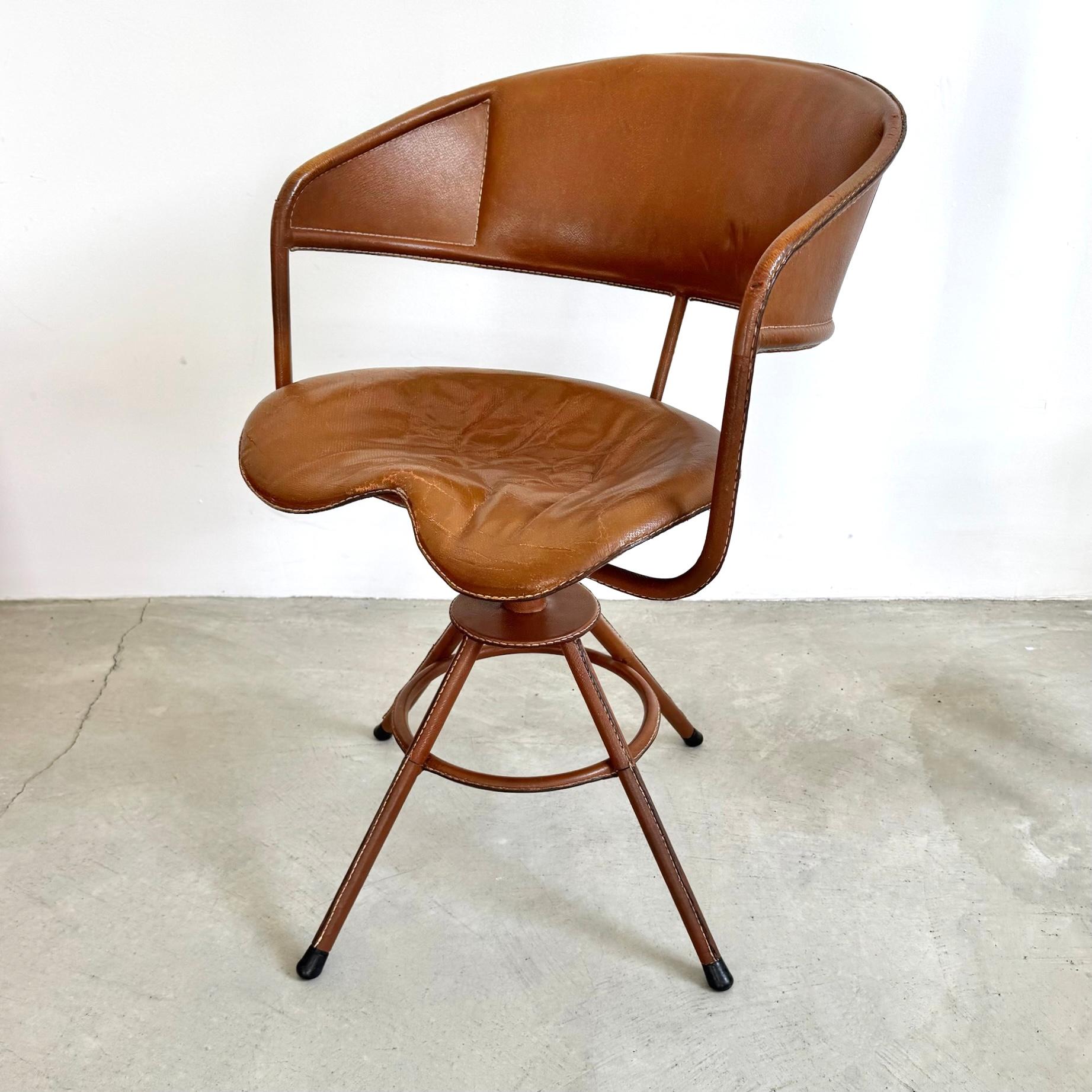 Jacques Adnet Skulpturaler Drehstuhl aus Leder, 1950er Jahre, Frankreich (Französisch) im Angebot