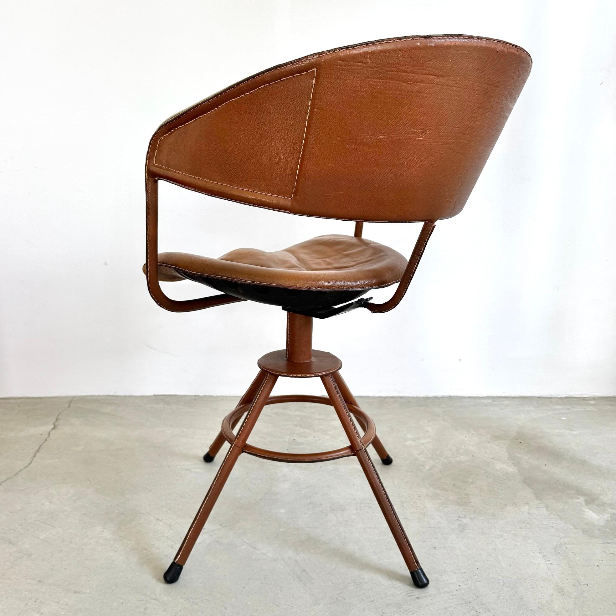 Jacques Adnet Skulpturaler Drehstuhl aus Leder, 1950er Jahre, Frankreich im Zustand „Gut“ im Angebot in Los Angeles, CA