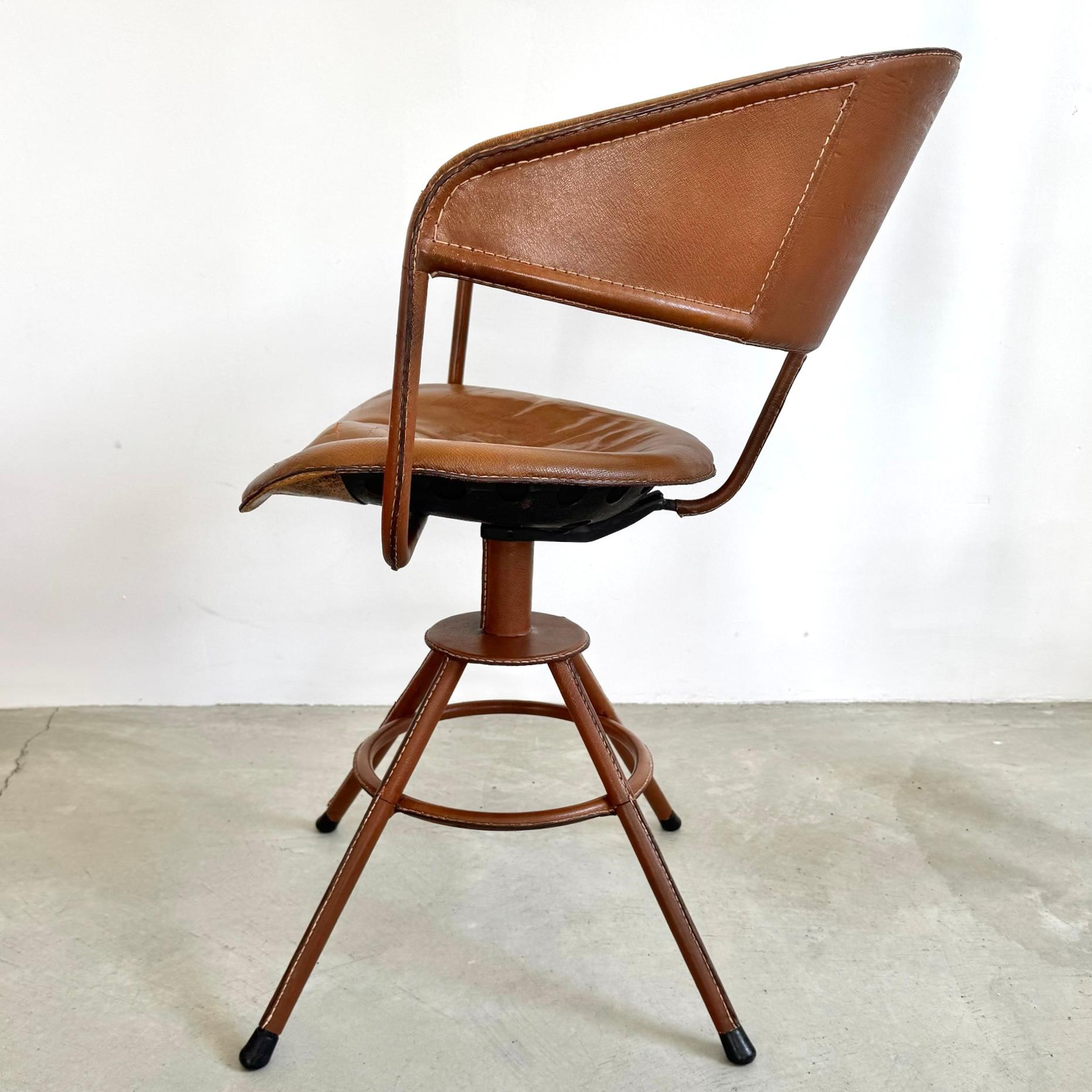 Jacques Adnet Skulpturaler Drehstuhl aus Leder, 1950er Jahre, Frankreich (Mitte des 20. Jahrhunderts) im Angebot