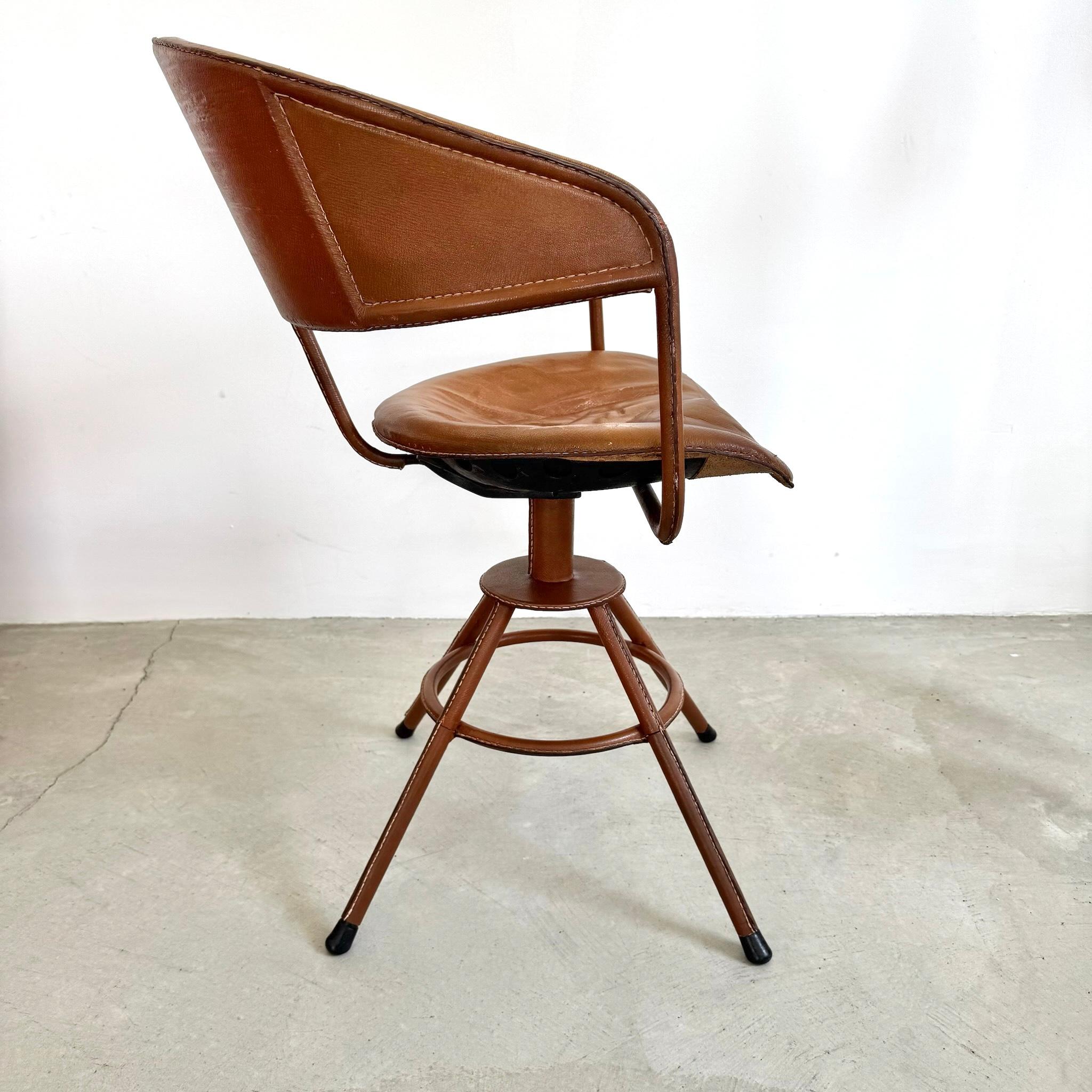 Jacques Adnet Skulpturaler Drehstuhl aus Leder, 1950er Jahre, Frankreich (Metall) im Angebot
