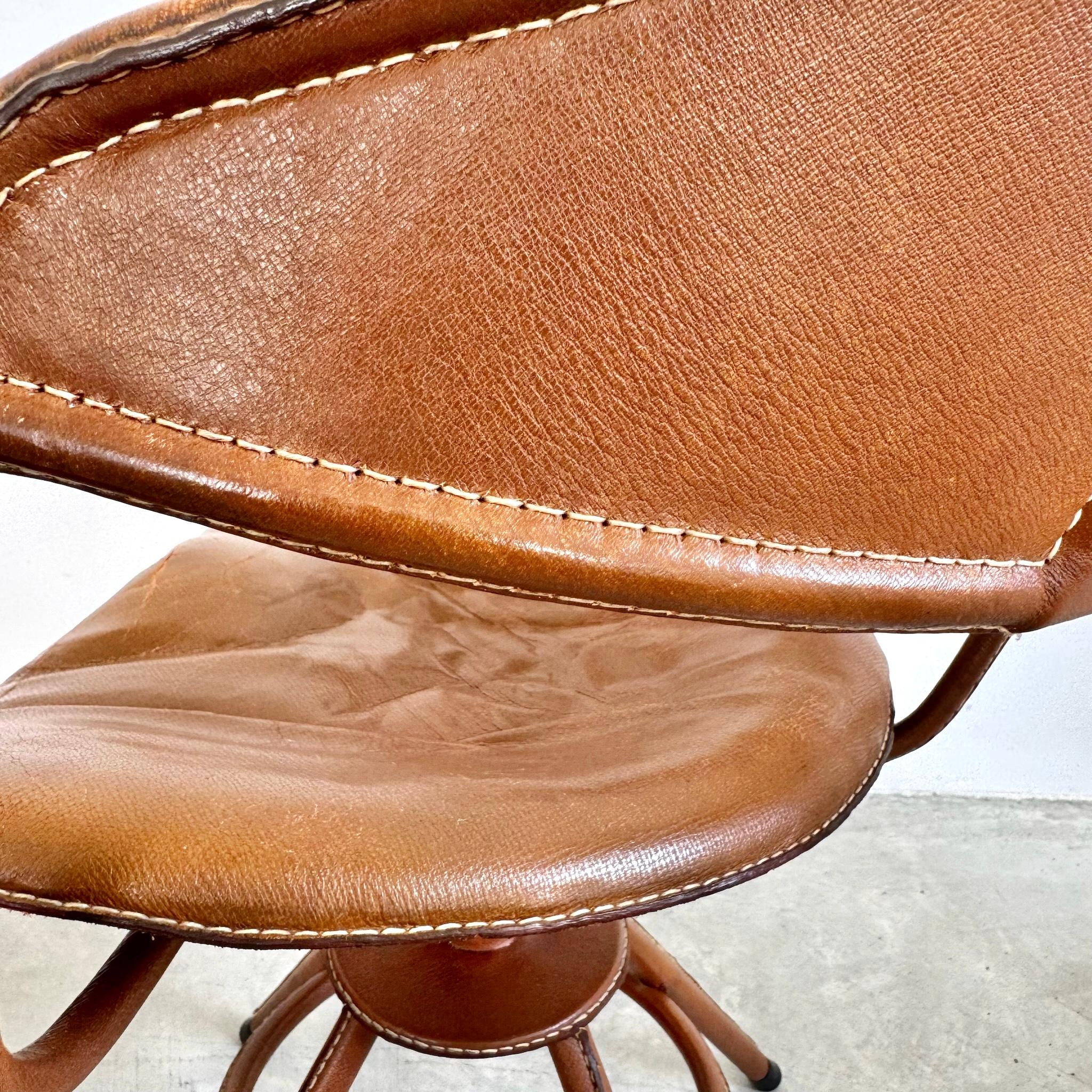Jacques Adnet Skulpturaler Drehstuhl aus Leder, 1950er Jahre, Frankreich im Angebot 2
