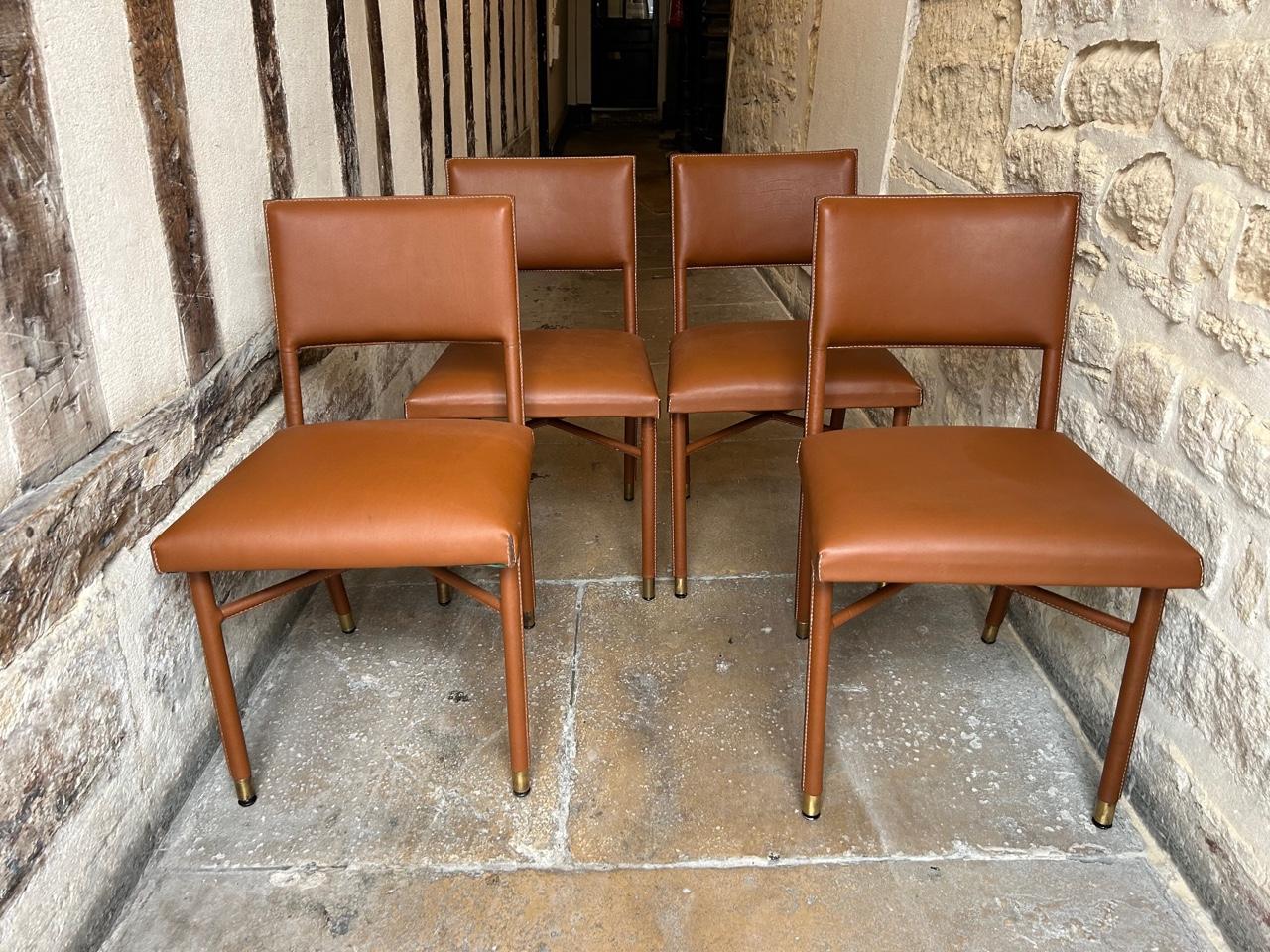Pelle Jacques Adnet Set di quattro sedie in vendita
