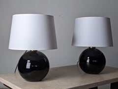 Ensemble de deux lampes de bureau sphériques en verre opalin noir de Jacques Adnet, France, 1930