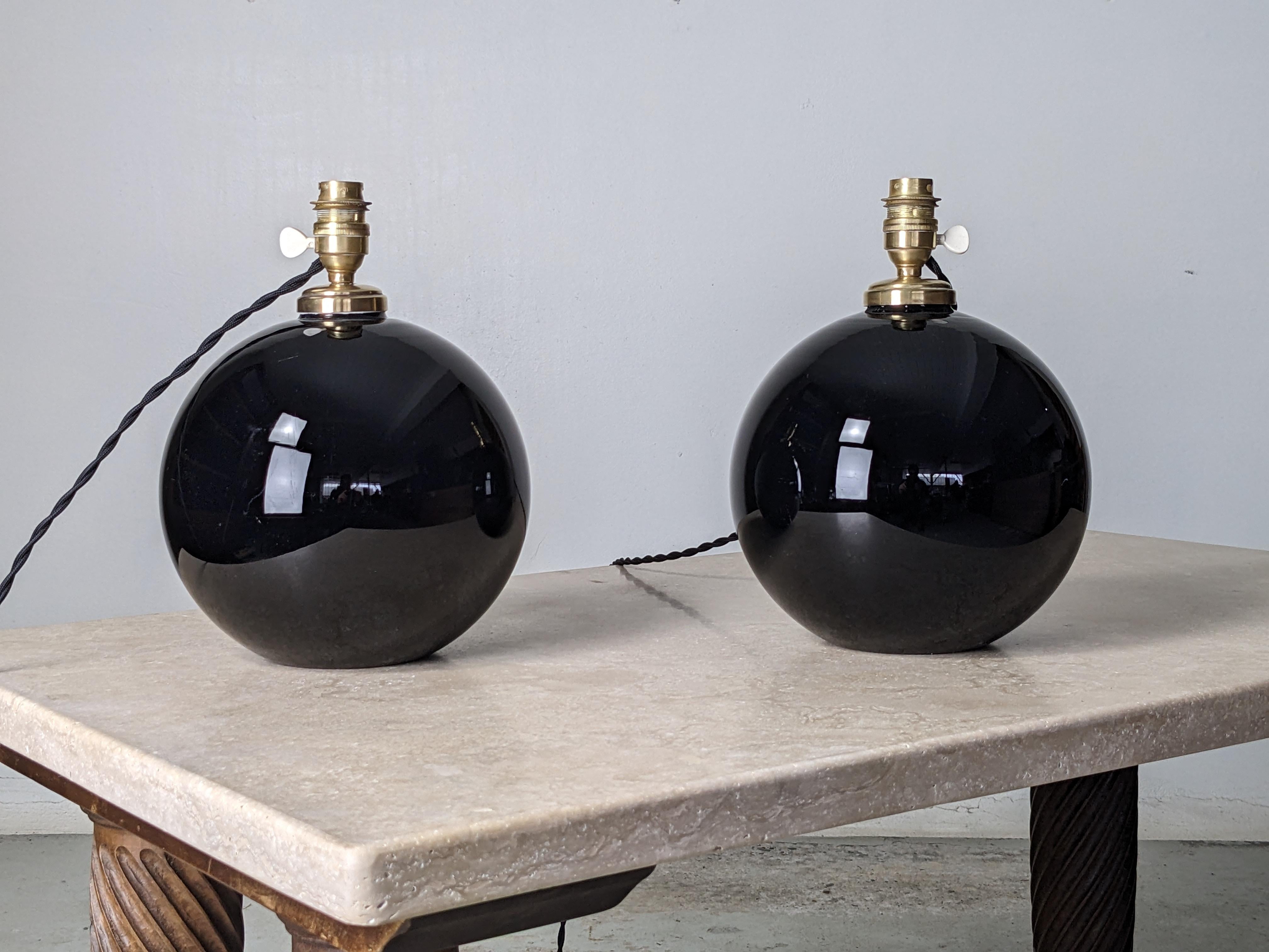 Ensemble de deux lampes de bureau sphériques en verre opalin noir de Jacques Adnet, France, 1930 1