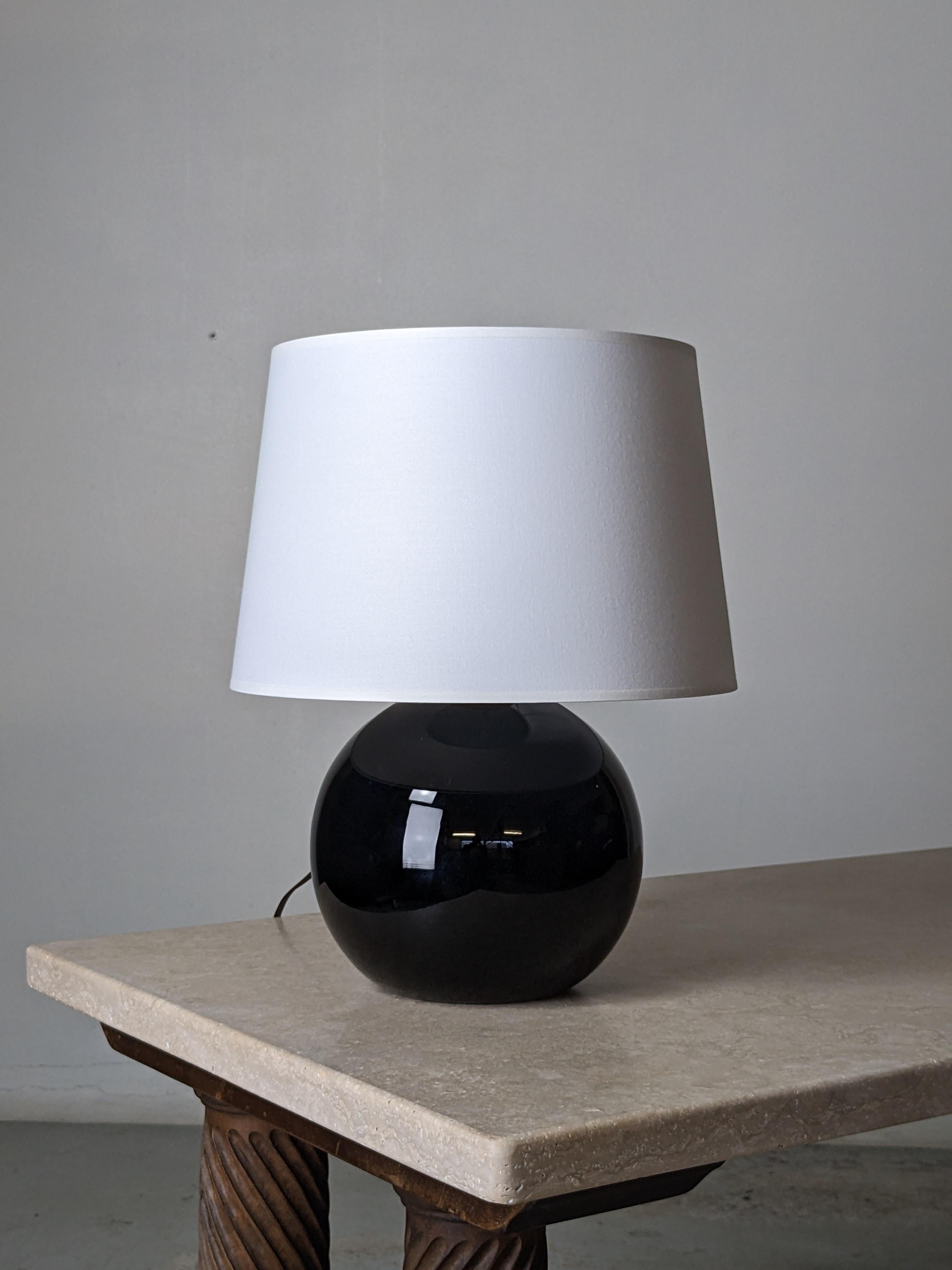 Table lamp by french designer Jacques Adnet.
Black opaline glass with brass details, fabric shade.
Made in France in the 1930s.

Nice Art Deco table lamp.

1x B22 socket and EU plug.

Measurements without shade: H 23 cm, D 20 cm