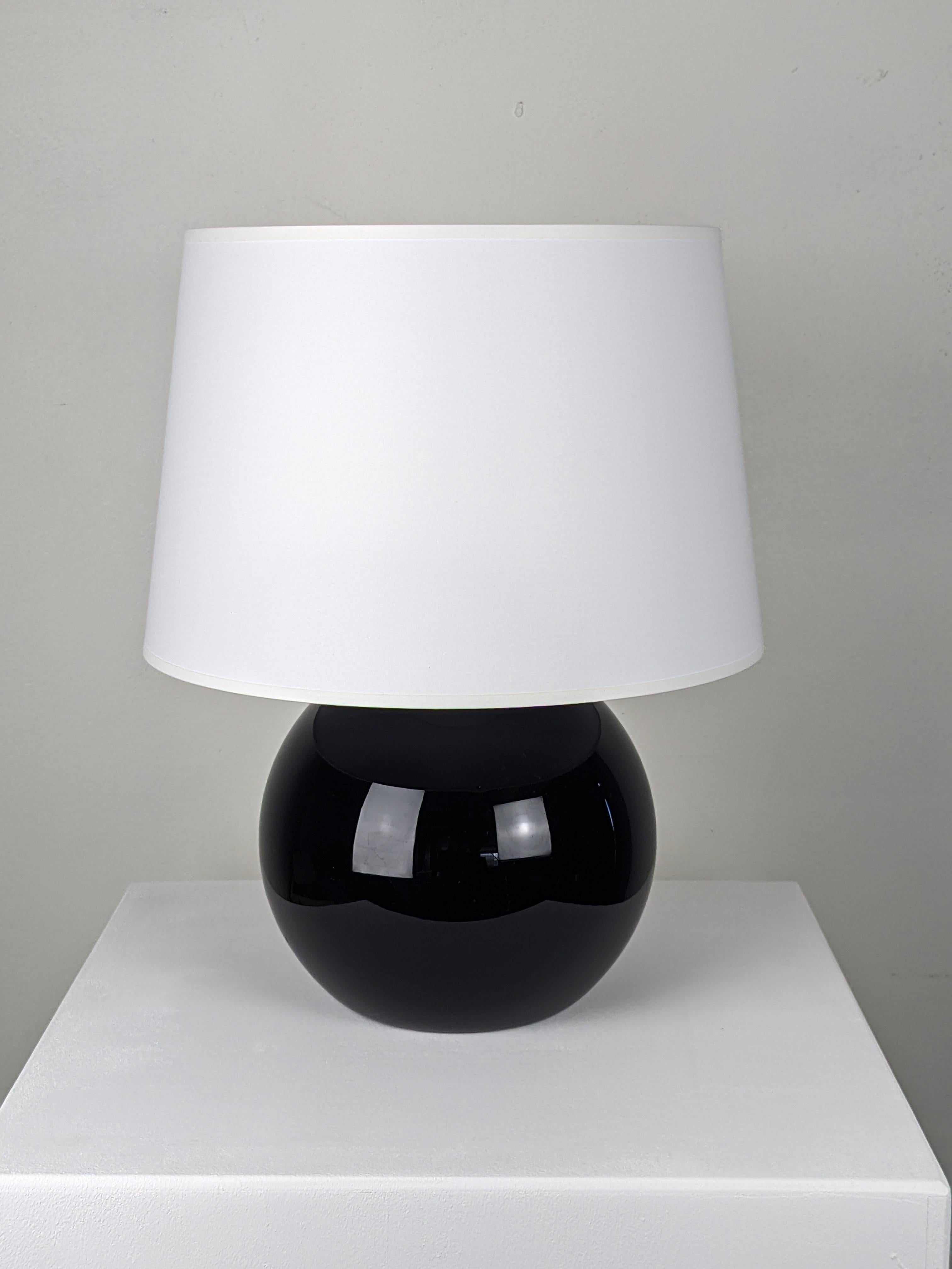 Table lamp by french designer Jacques Adnet.
Black opaline glass with brass details, fabric shade.
Made in France in the 1930s.

Nice Art Deco table lamp.

1x B22 socket and EU plug.

Measurements without shade: H 24 cm, D 20 cm