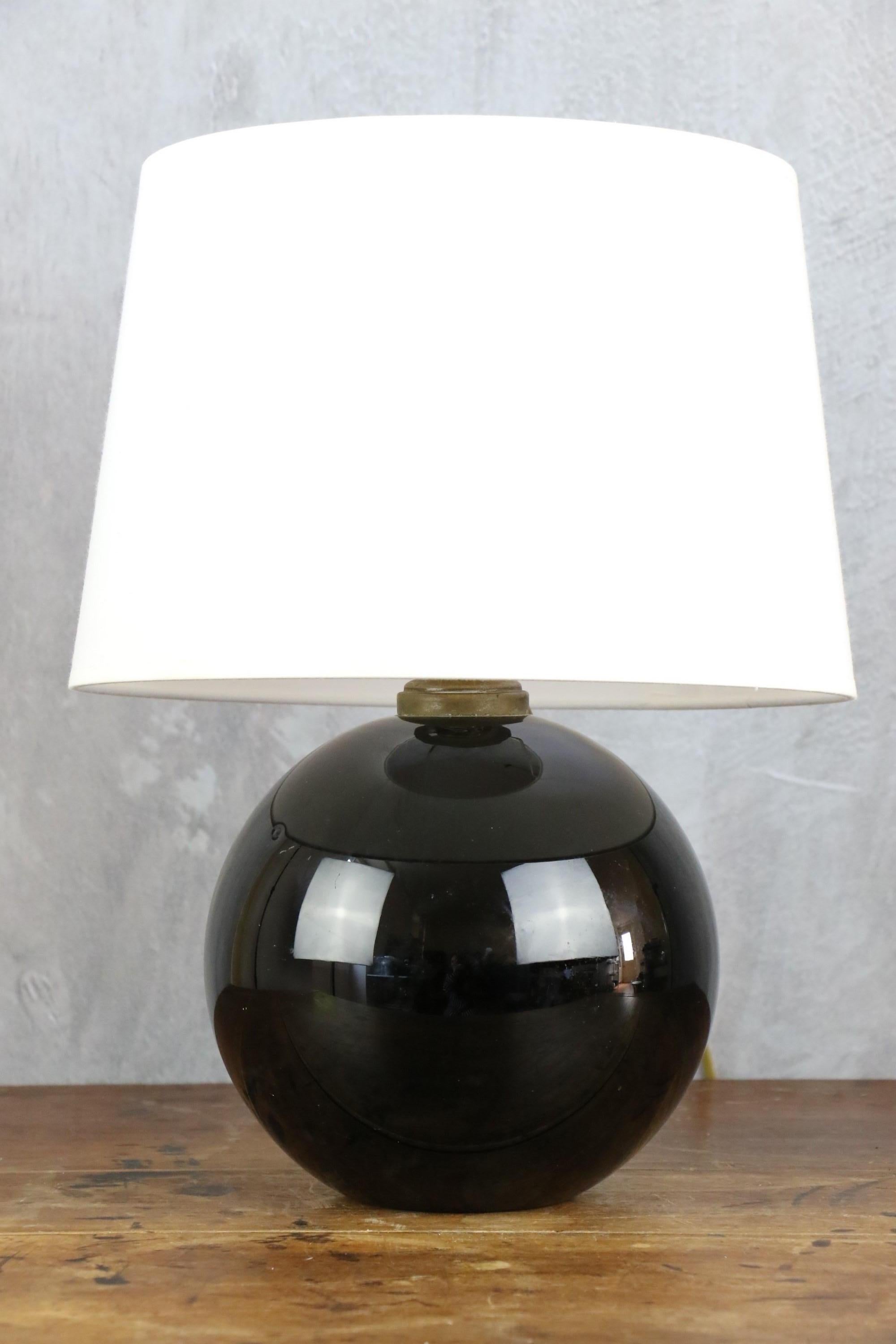 Table lamp by french designer Jacques Adnet.
Black opaline glass with brass details, fabric shade.
Made in France in the 1930s.

Nice Art Deco table lamp.

1x B22 socket and EU plug.

Measurements  : 
Height with shade: H 39 cm (27cm without